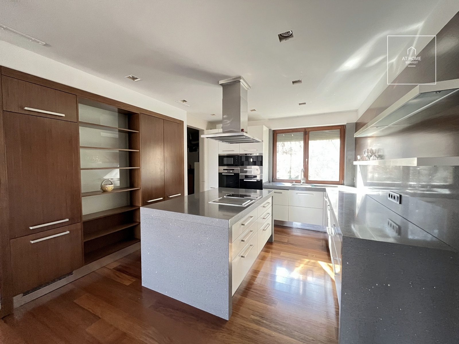 Four-bedroom ground-floor apartment with a 30 sqm panoramic terrace in Budapest’s 12th district