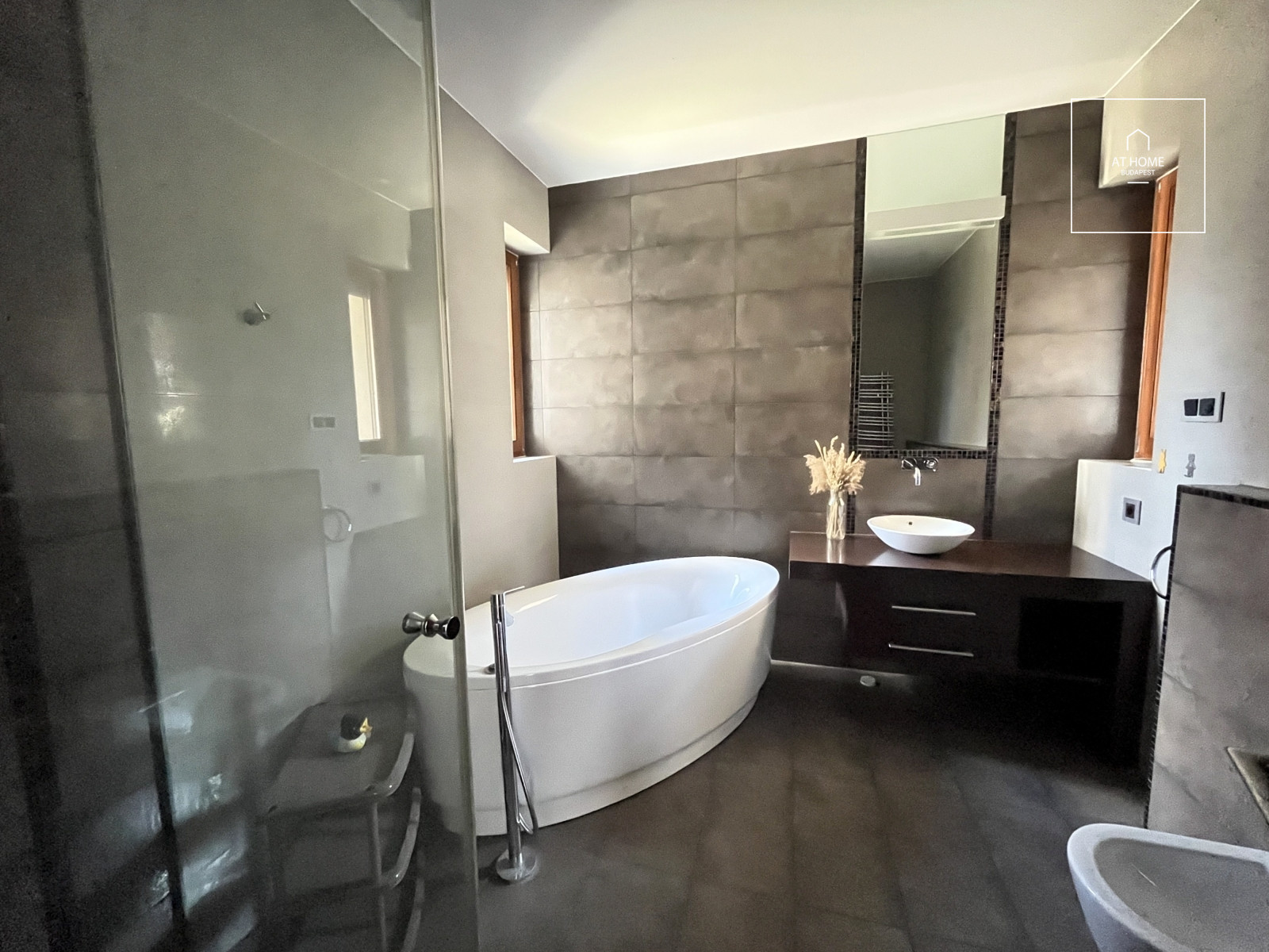 Four-bedroom ground-floor apartment with a 30 sqm panoramic terrace in Budapest’s 12th district