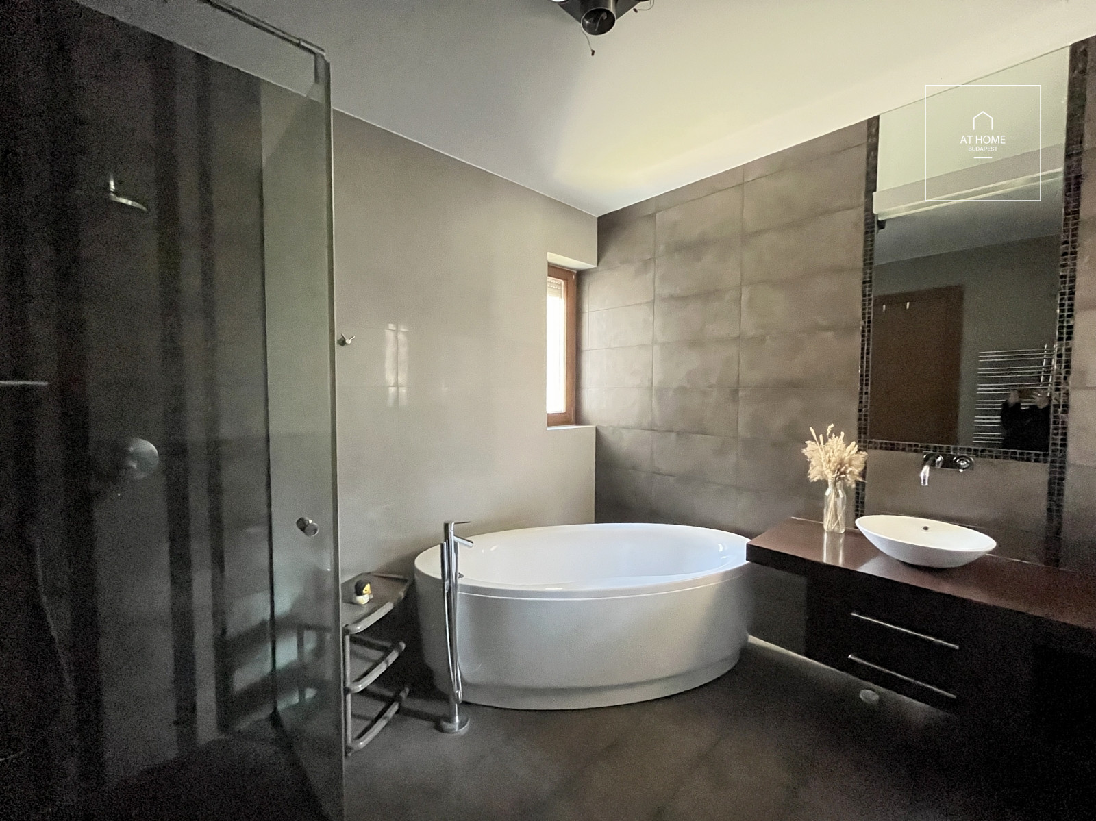 Four-bedroom ground-floor apartment with a 30 sqm panoramic terrace in Budapest’s 12th district