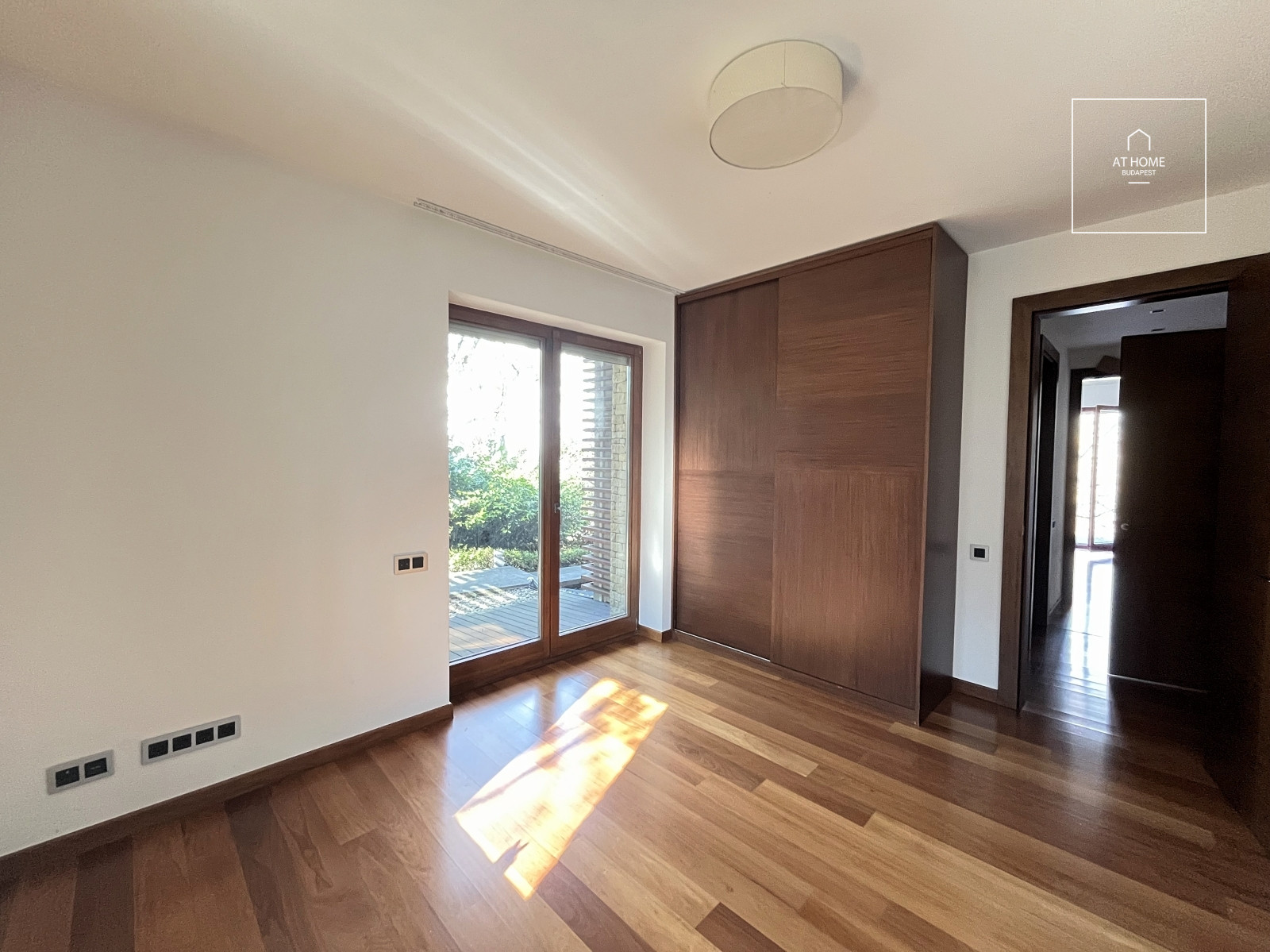 Four-bedroom ground-floor apartment with a 30 sqm panoramic terrace in Budapest’s 12th district