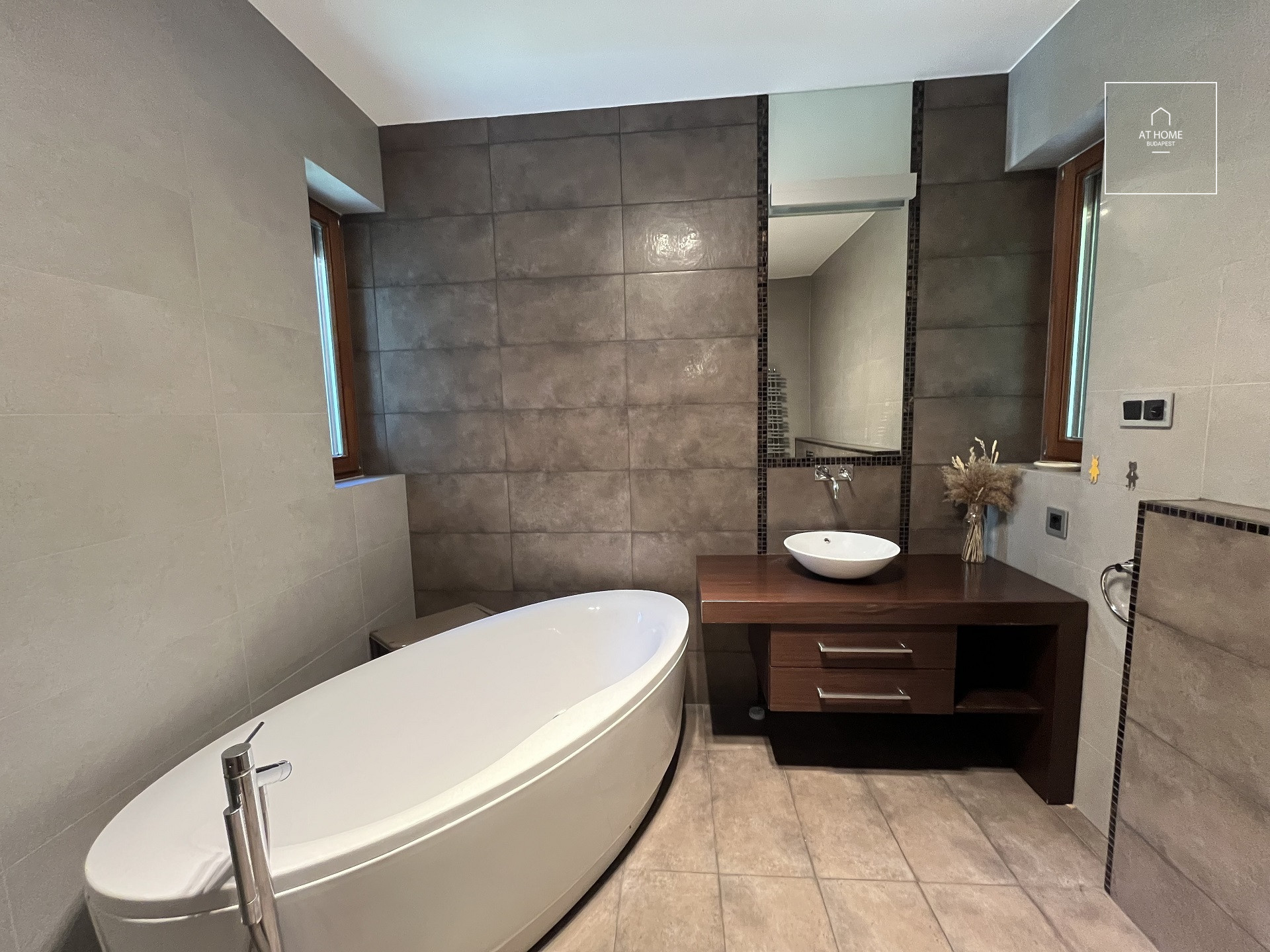 Four-bedroom ground-floor apartment with a 30 sqm panoramic terrace in Budapest’s 12th district