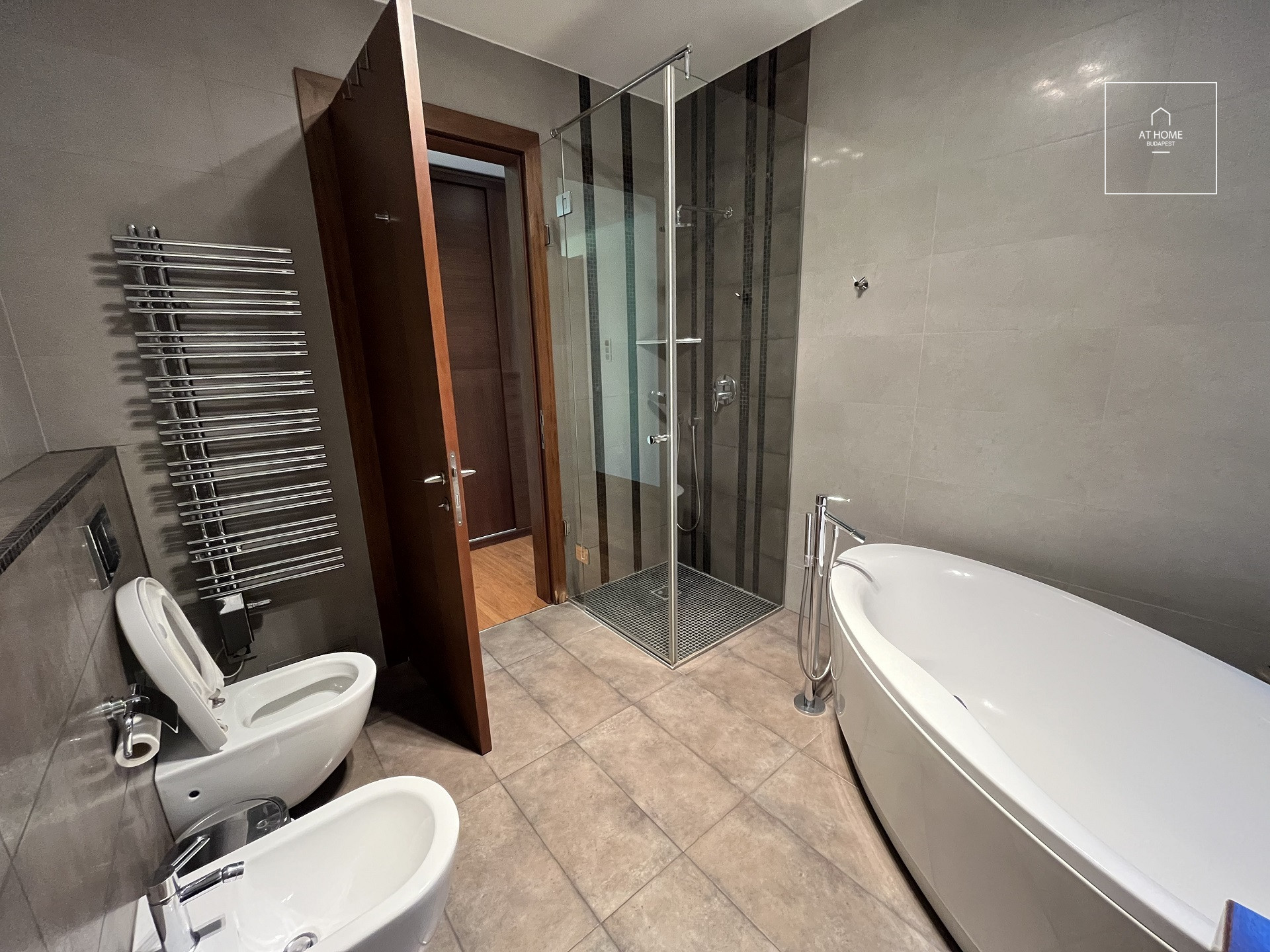 Four-bedroom ground-floor apartment with a 30 sqm panoramic terrace in Budapest’s 12th district