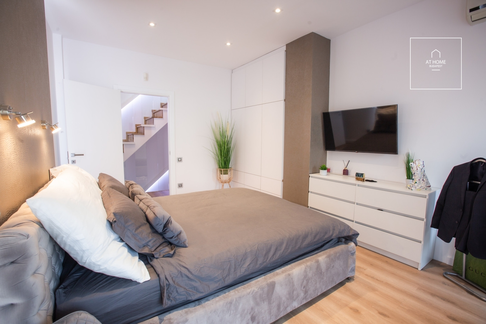 Renovated 100 sqm premium penthouse apartment with a 35 sqm rooftop terrace in District VI