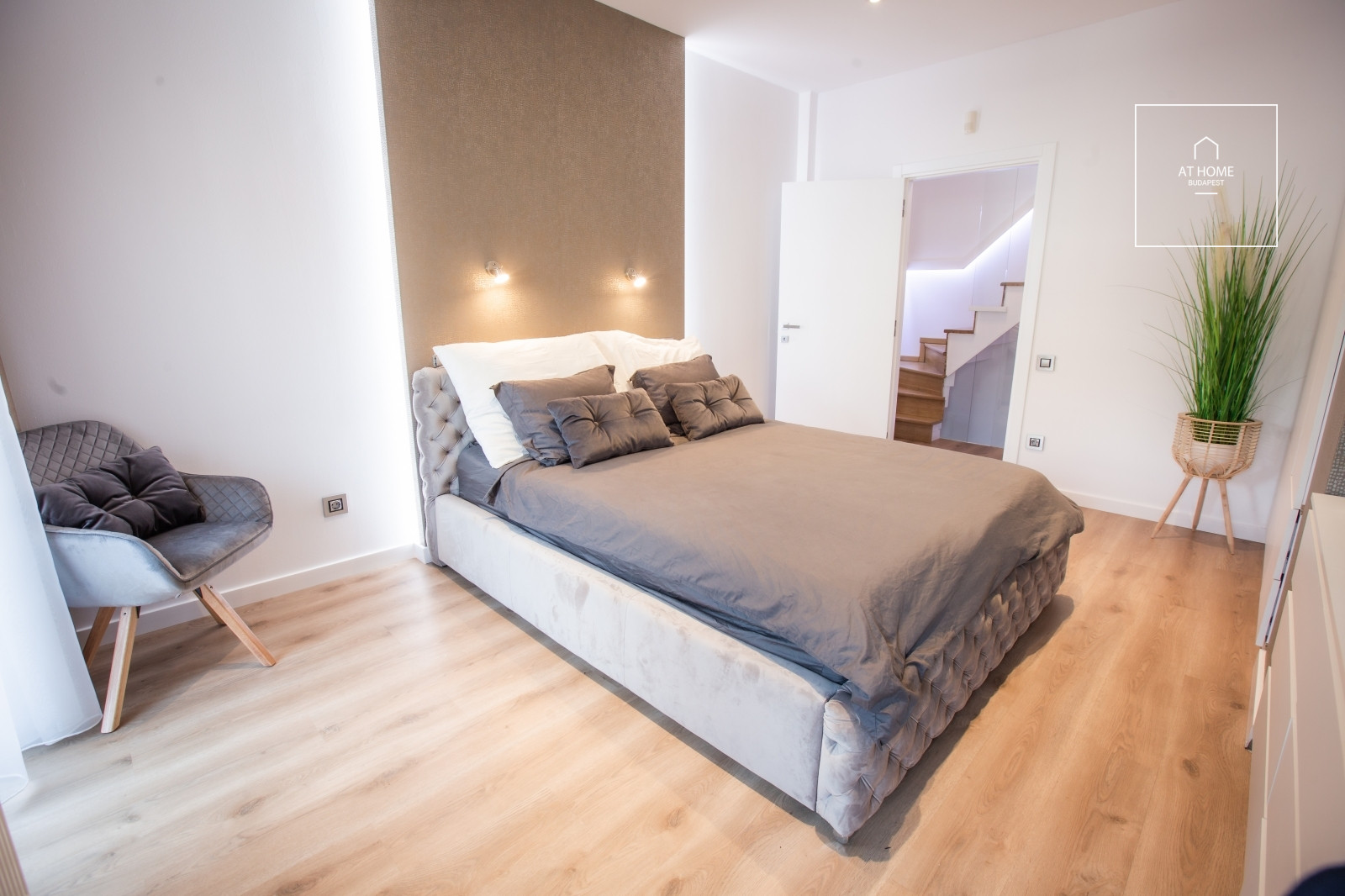 Renovated 100 sqm premium penthouse apartment with a 35 sqm rooftop terrace in District VI