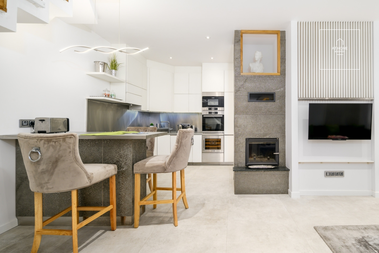 Renovated 100 sqm premium penthouse apartment with a 35 sqm rooftop terrace in District VI