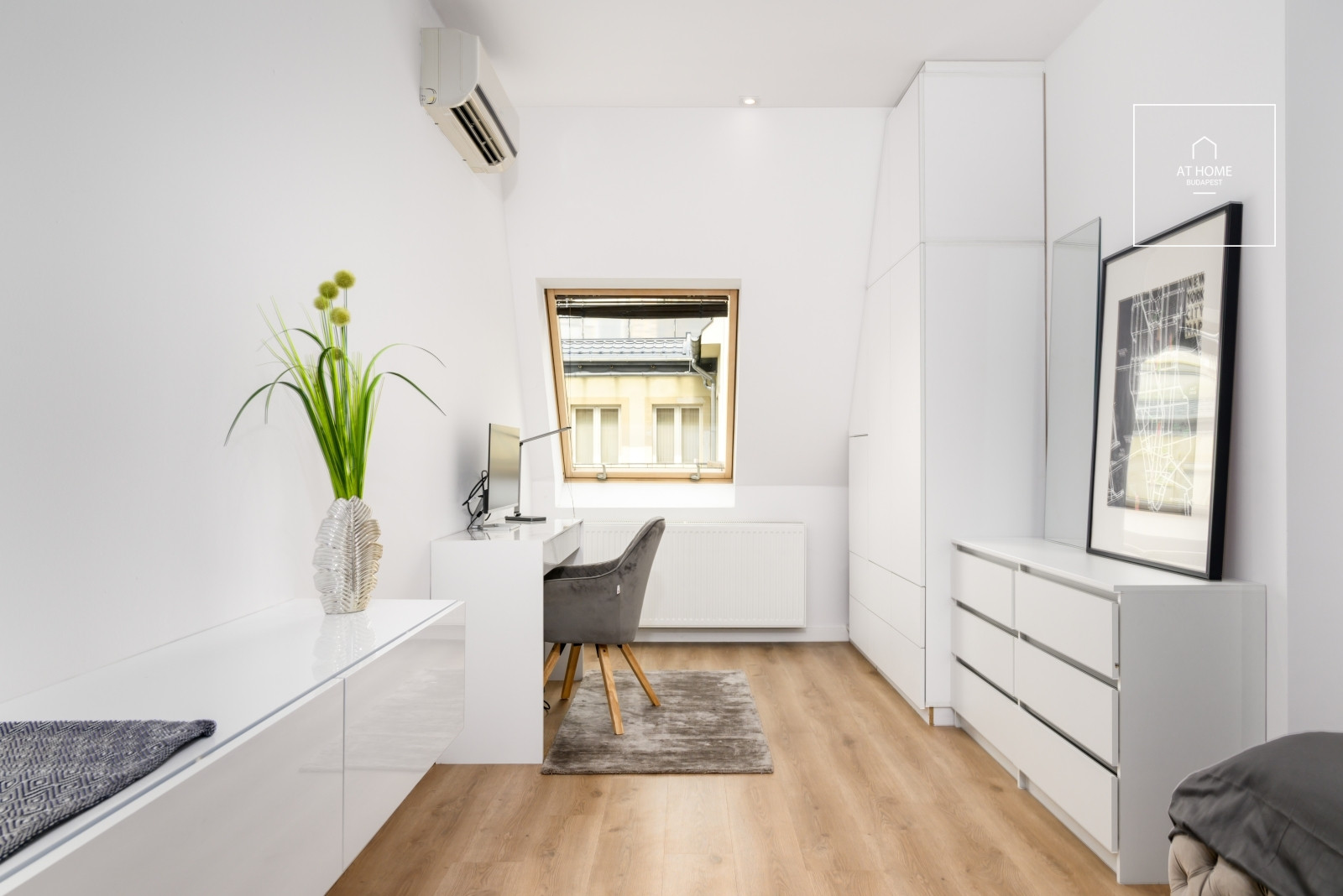 Renovated 100 sqm premium penthouse apartment with a 35 sqm rooftop terrace in District VI