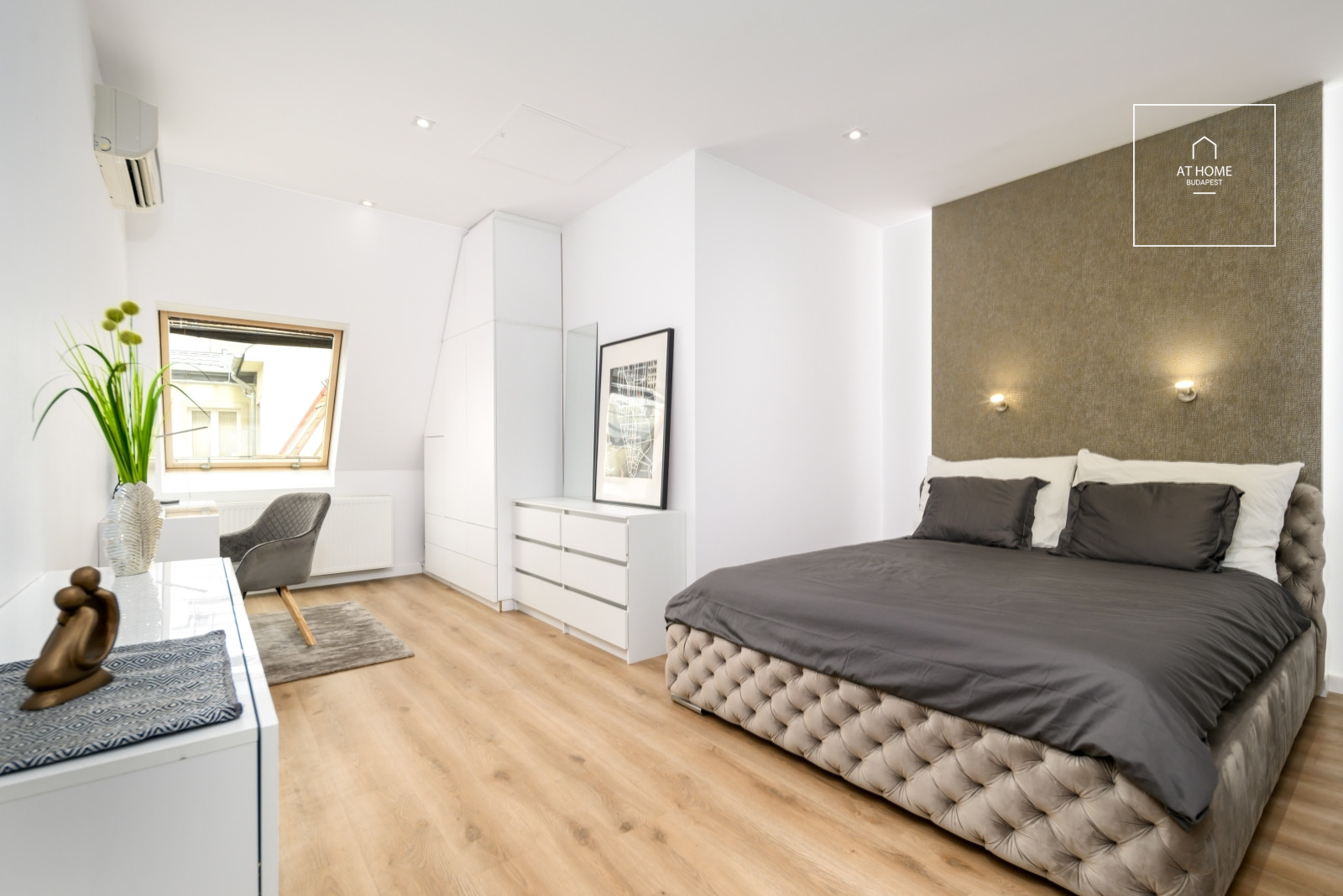 Renovated 100 sqm premium penthouse apartment with a 35 sqm rooftop terrace in District VI