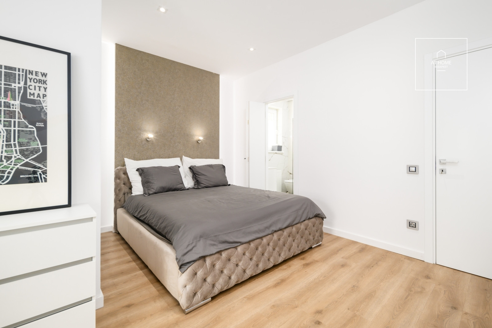 Renovated 100 sqm premium penthouse apartment with a 35 sqm rooftop terrace in District VI