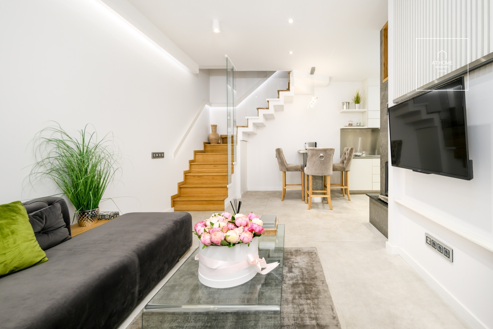 Renovated 100 sqm premium penthouse apartment with a 35 sqm rooftop terrace in District VI