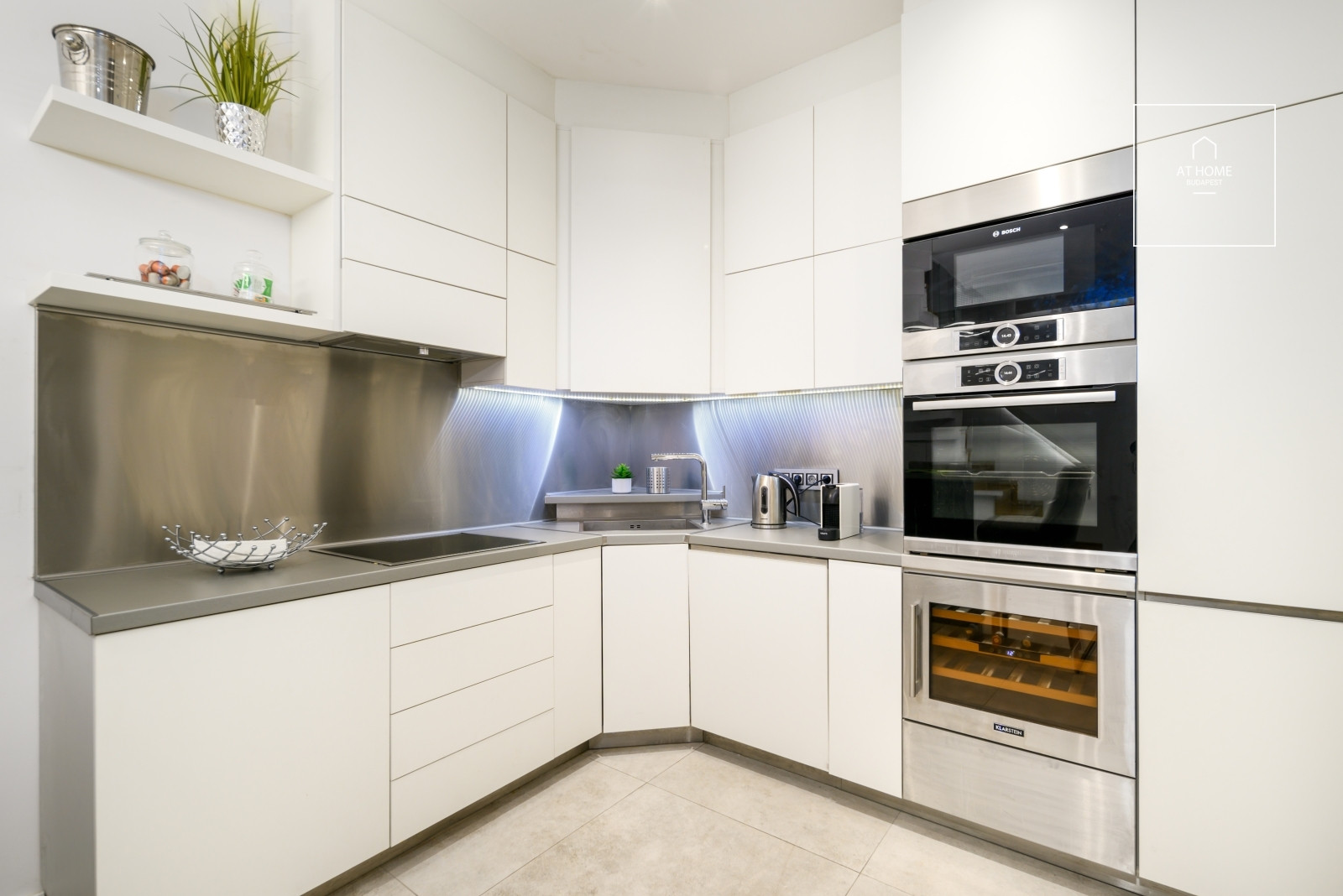 Renovated 100 sqm premium penthouse apartment with a 35 sqm rooftop terrace in District VI