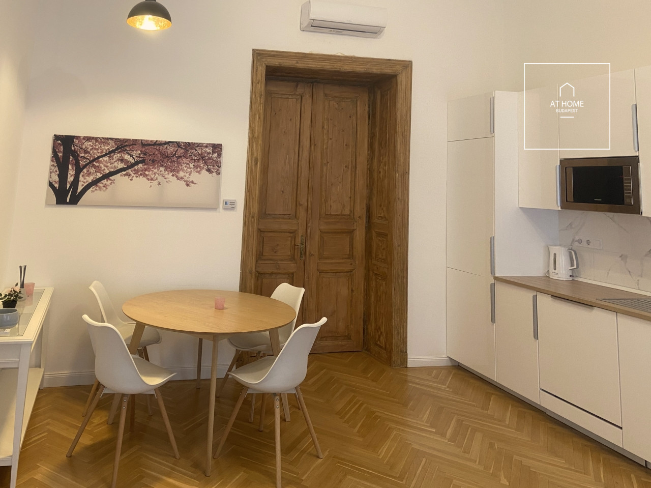 Renovated 2-bedroom downtown apartment in District VI