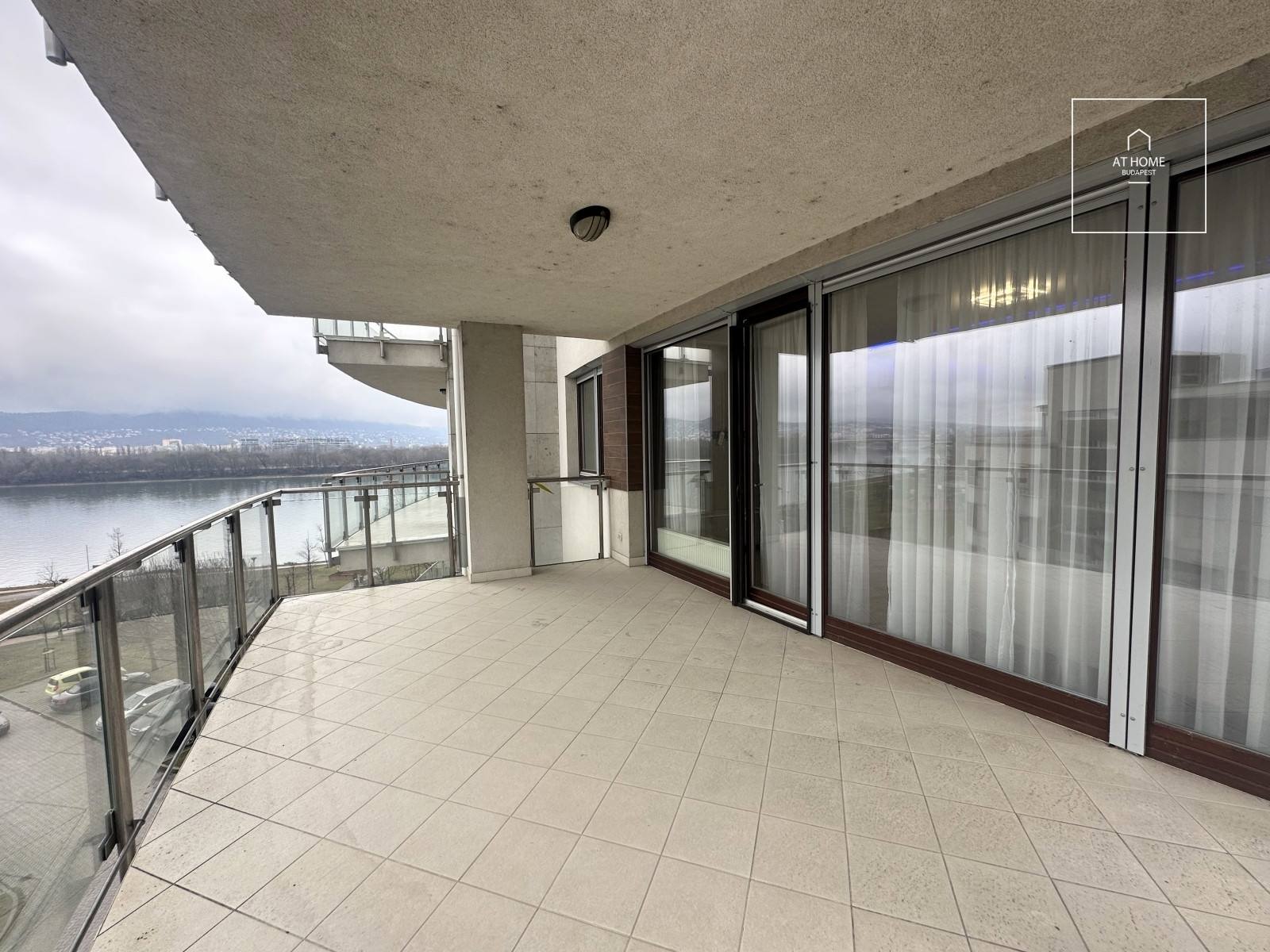 Renovated Danube-side apartment for rent in Budapest, 13th district, Marinapart.