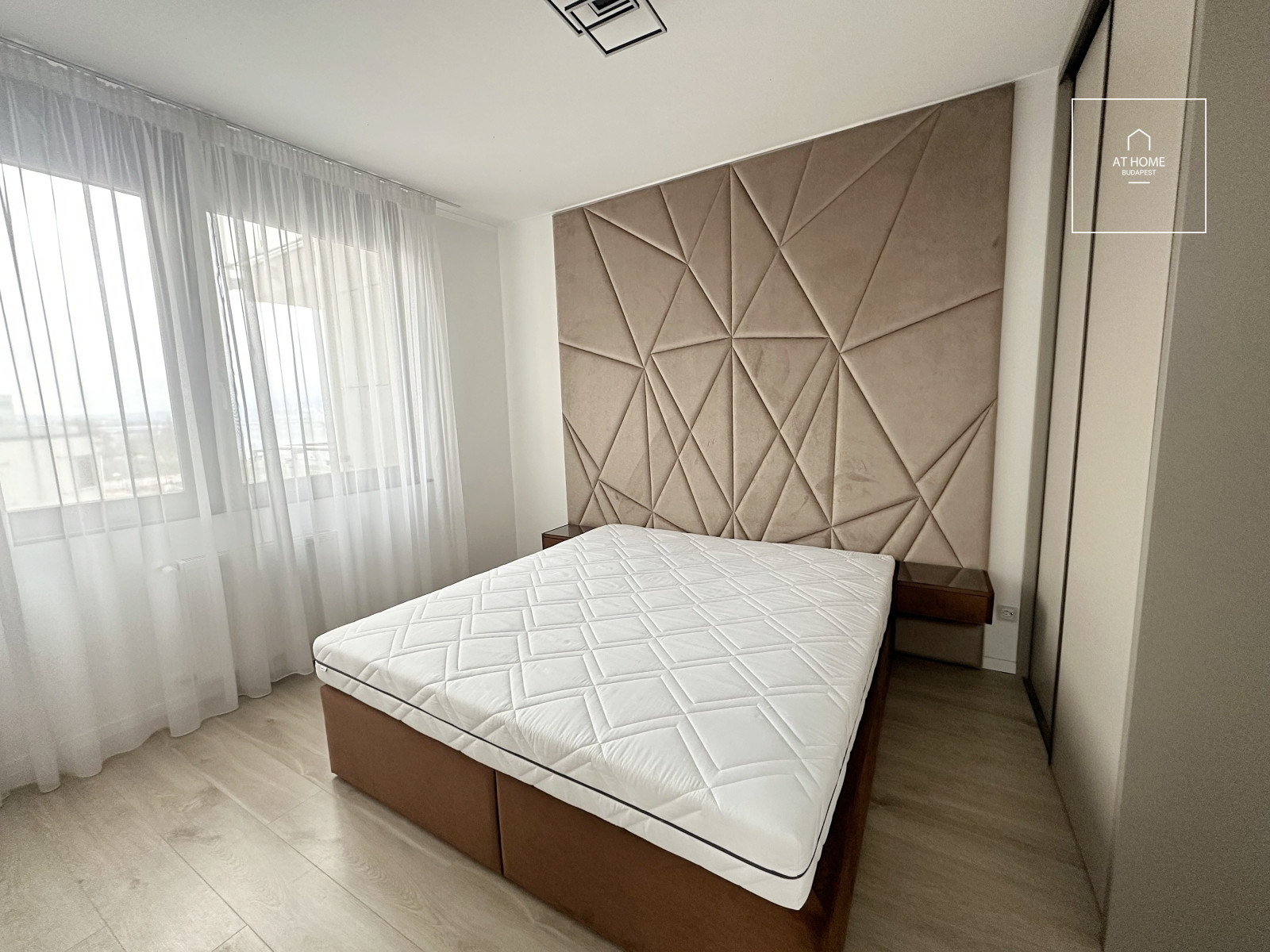 Renovated Danube-side apartment for rent in Budapest, 13th district, Marinapart.