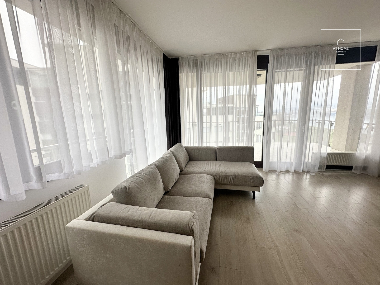 Renovated Danube-side apartment for rent in Budapest, 13th district, Marinapart.