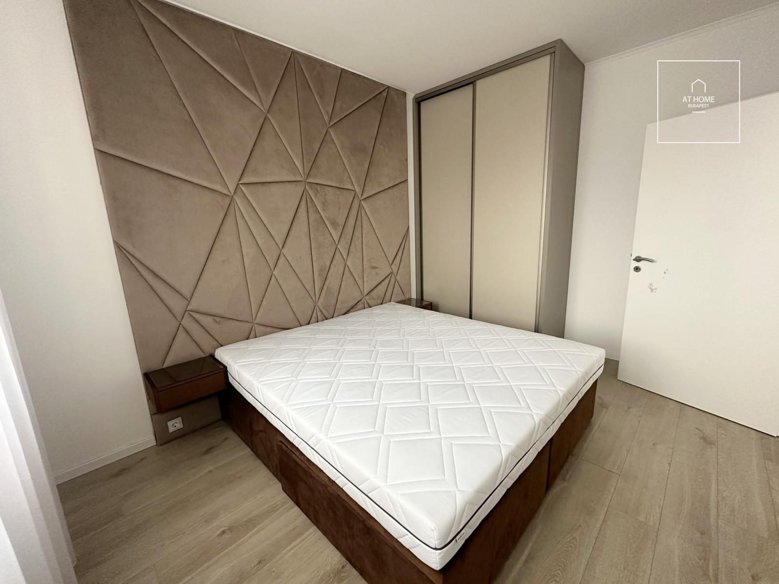 Renovated Danube-side apartment for rent in Budapest, 13th district, Marinapart.