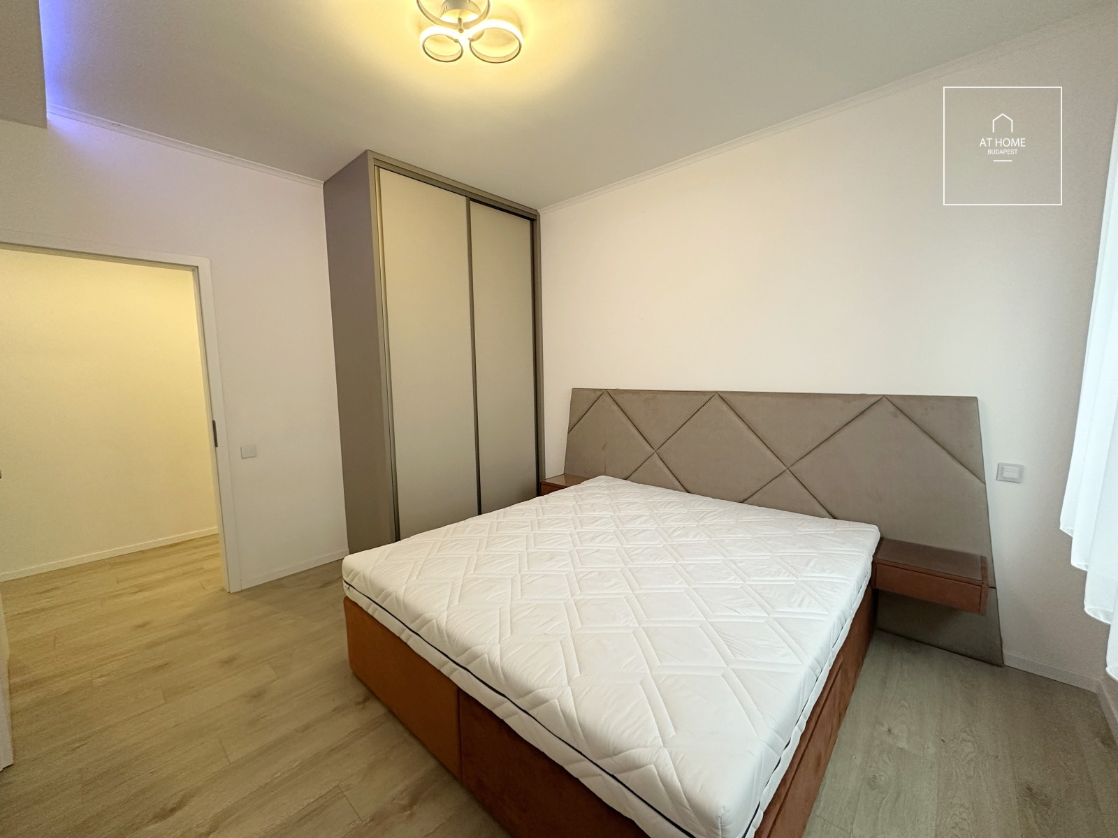 Renovated Danube-side apartment for rent in Budapest, 13th district, Marinapart.
