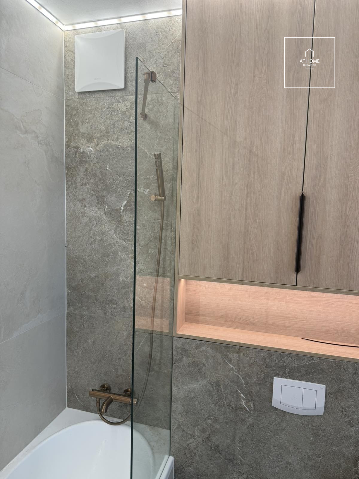 Renovated Danube-side apartment for rent in Budapest, 13th district, Marinapart.