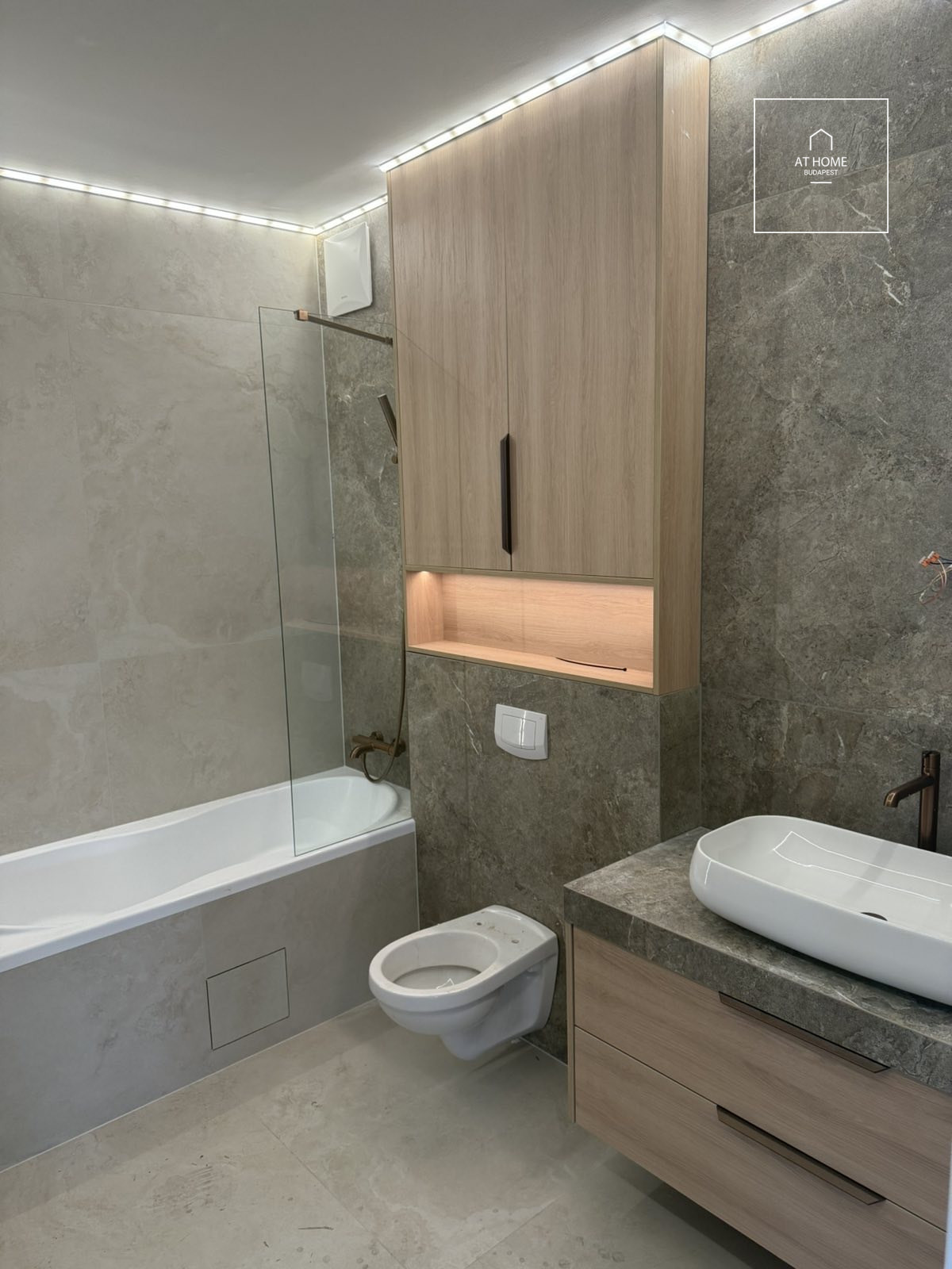 Renovated Danube-side apartment for rent in Budapest, 13th district, Marinapart.