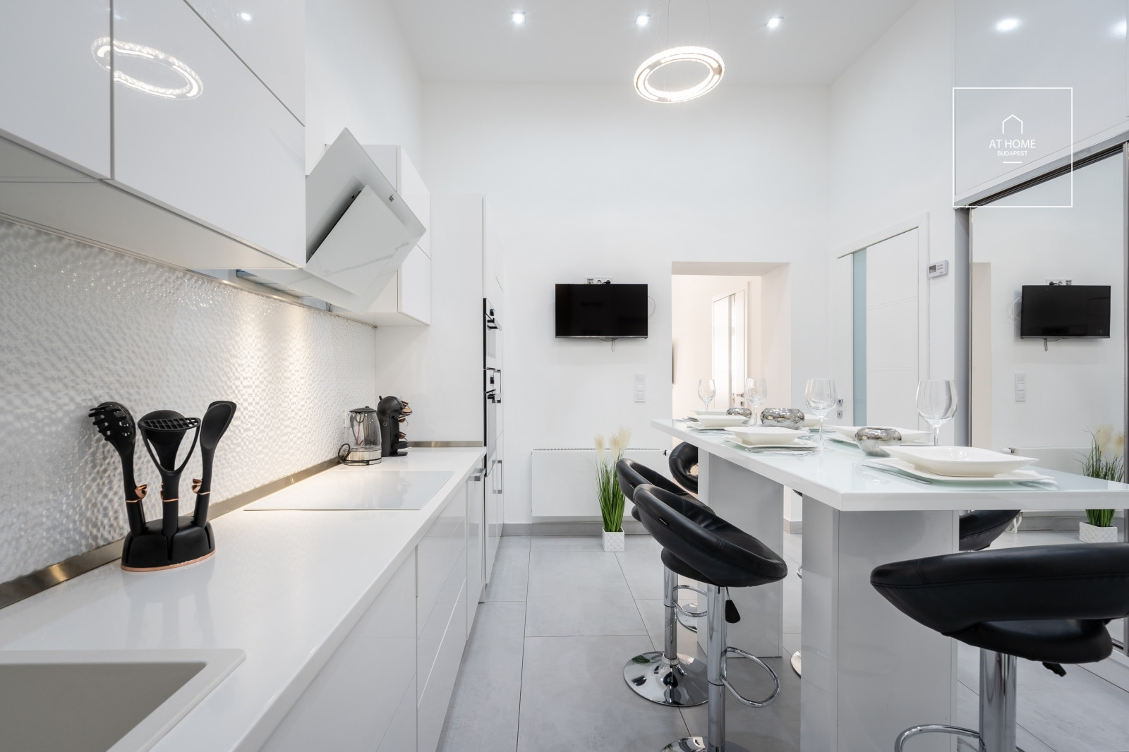 Luxury 72 sqm two-bedroom apartment with a view of the Opera House in District VI