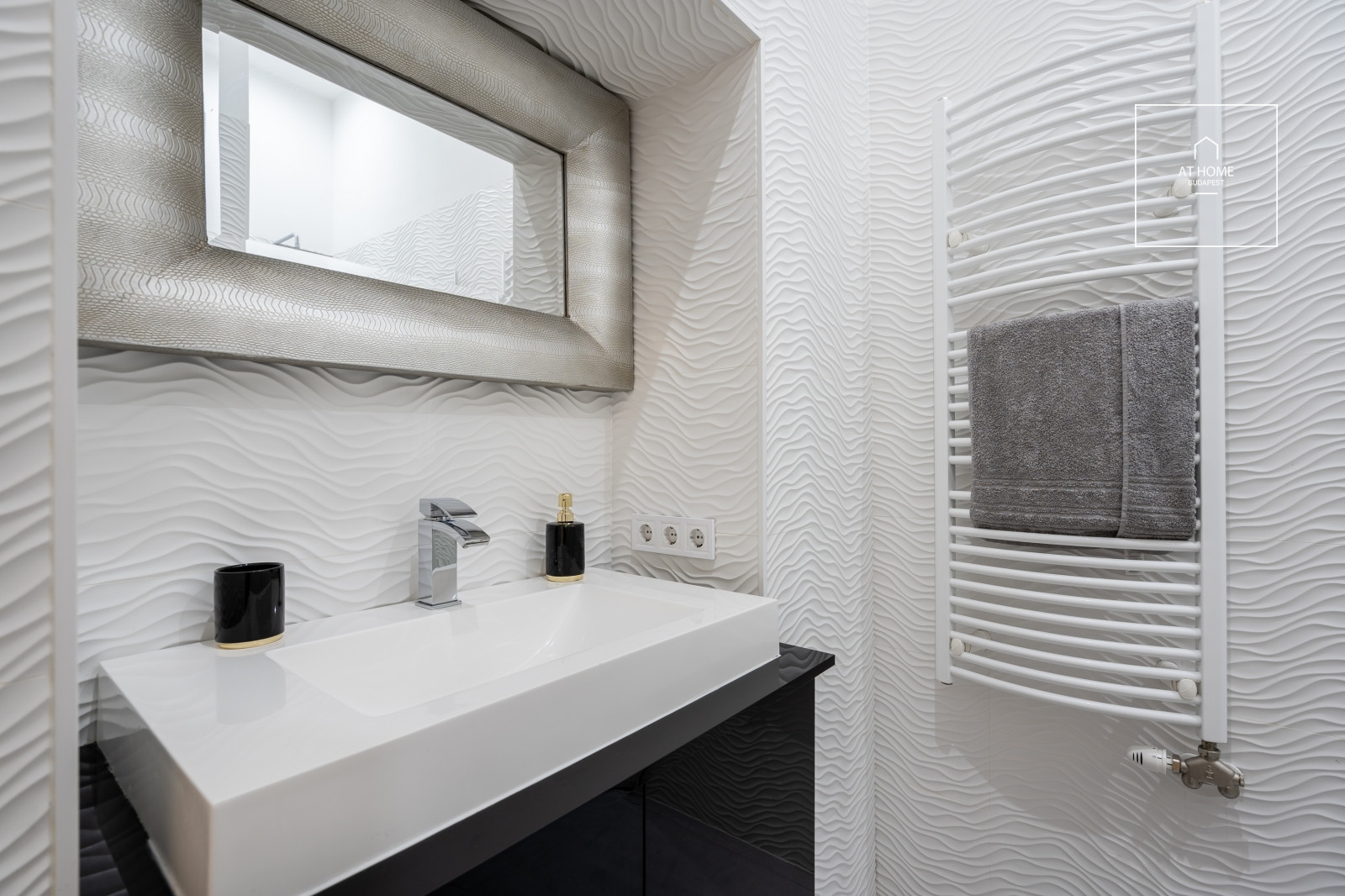 Luxury 72 sqm two-bedroom apartment with a view of the Opera House in District VI