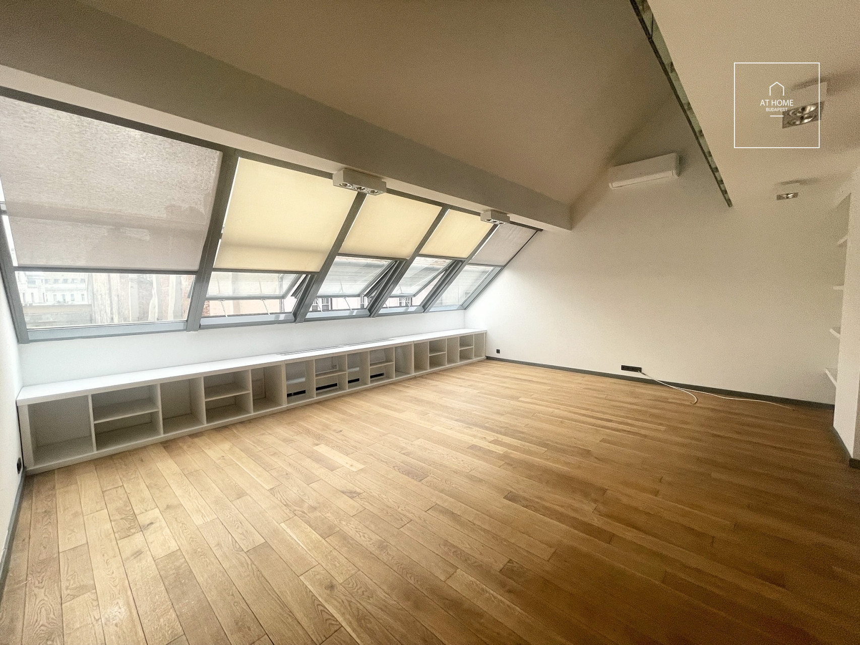 Tetőtéri 141 nm-es duplex lakás az V. kerületben, a Bazilika közelében