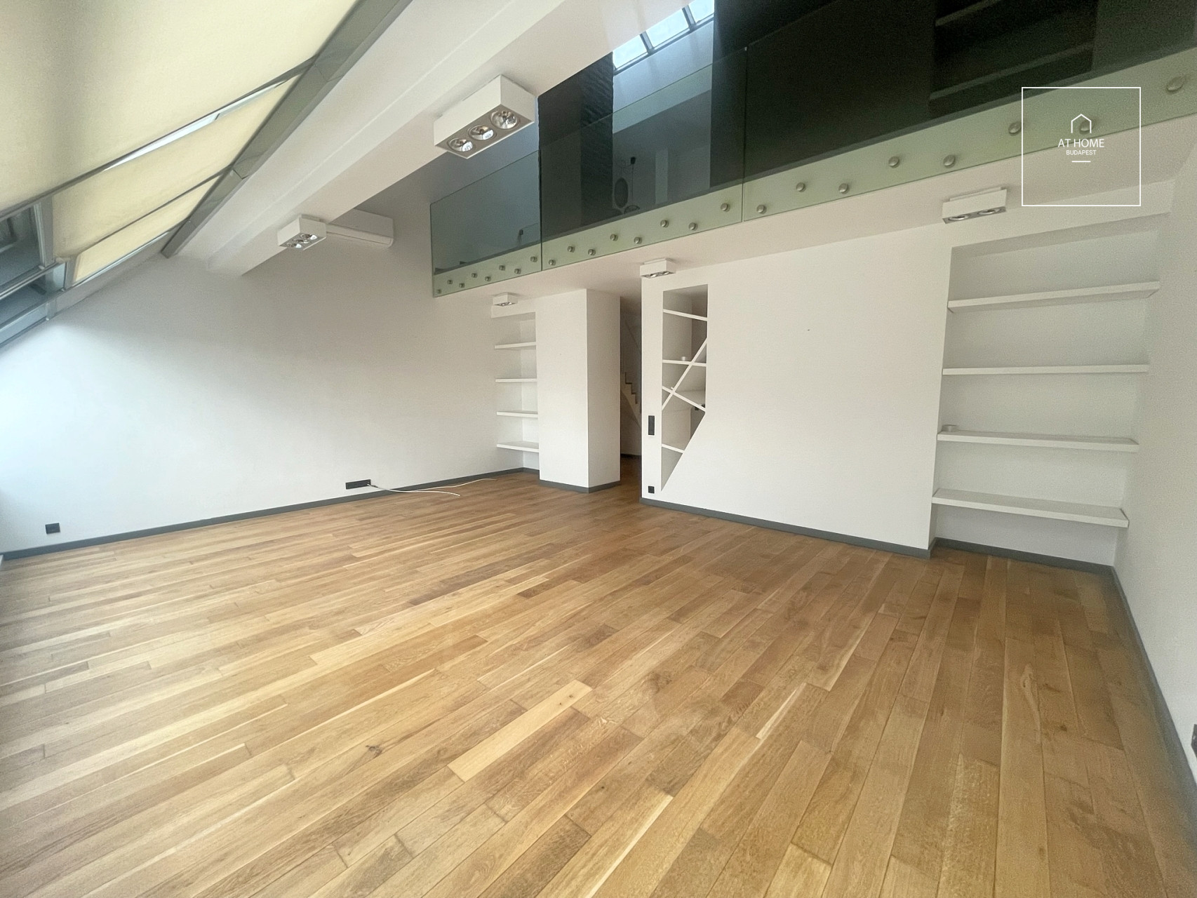 Tetőtéri 141 nm-es duplex lakás az V. kerületben, a Bazilika közelében