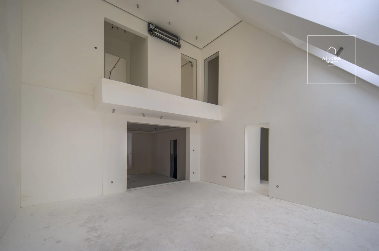 Newly built 150 sqm duplex apartment with three bedrooms and a 35 sqm terrace in the city center