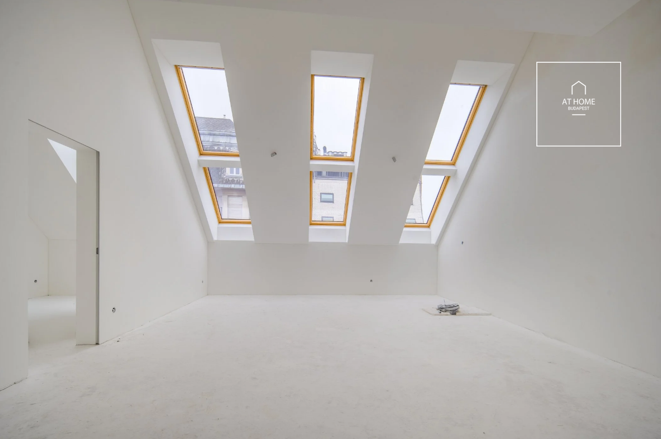 Newly built 150 sqm duplex apartment with three bedrooms and a 35 sqm terrace in the city center