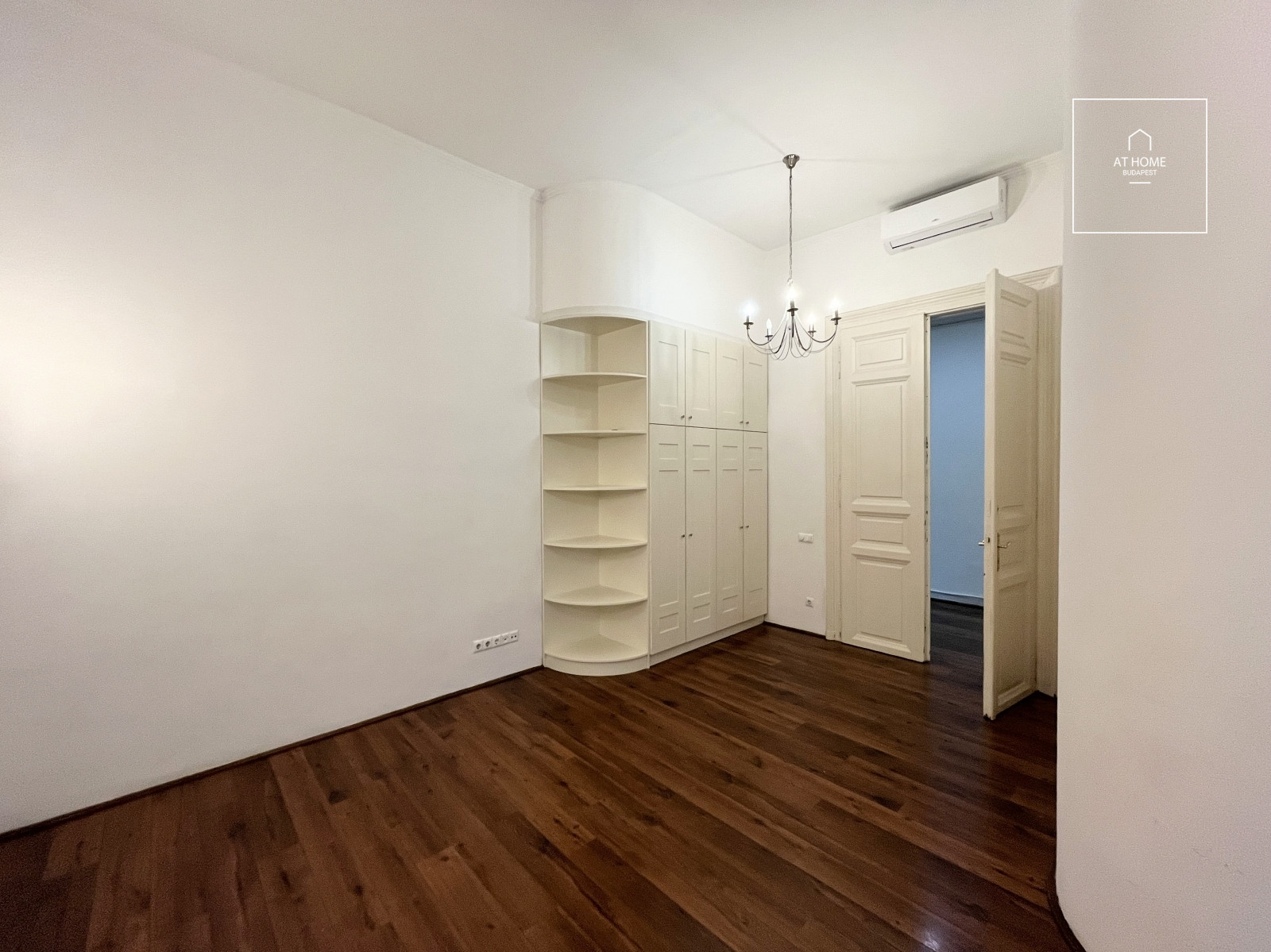 Exclusive, spacious classic-style apartment for sale near Kálvin Square – District IX, Budapest