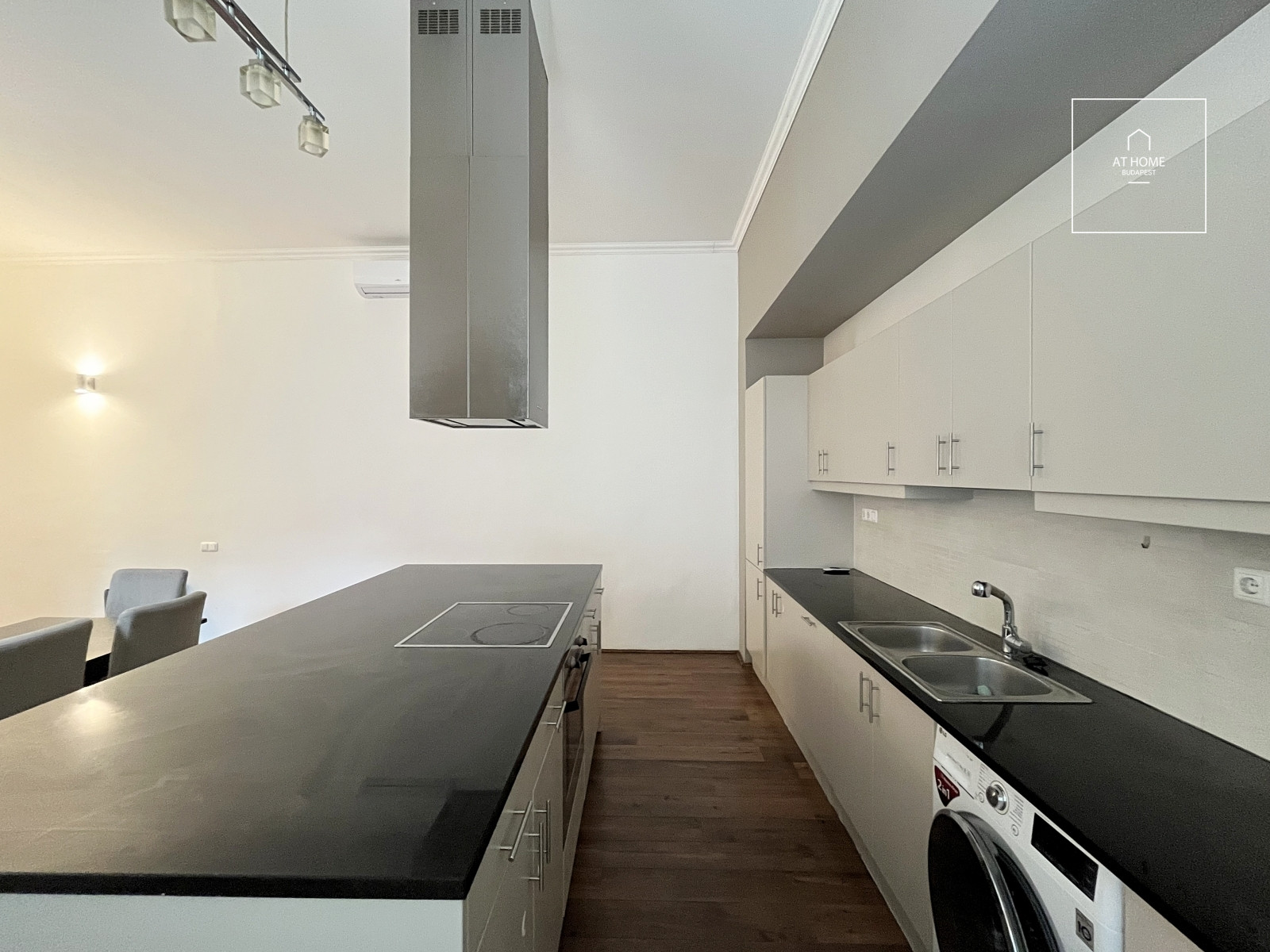 Exclusive, spacious classic-style apartment for sale near Kálvin Square – District IX, Budapest