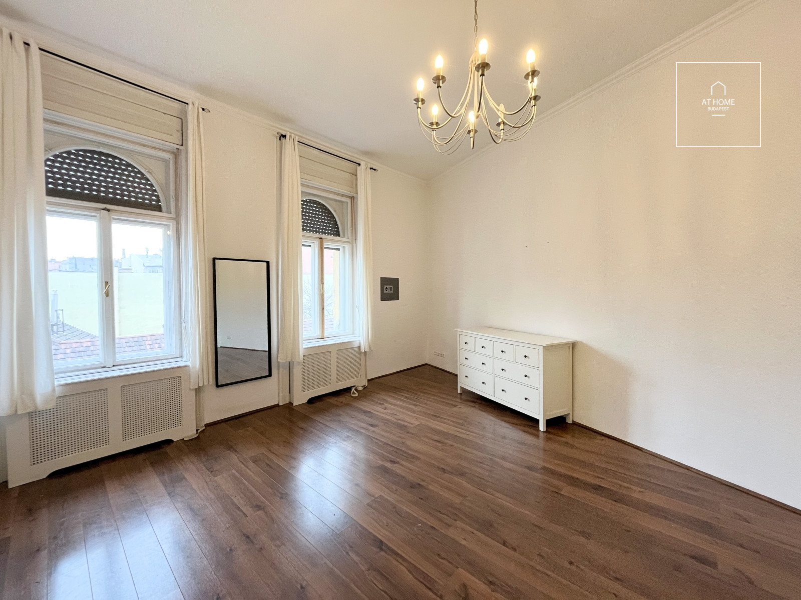 Exclusive, spacious classic-style apartment for sale near Kálvin Square – District IX, Budapest