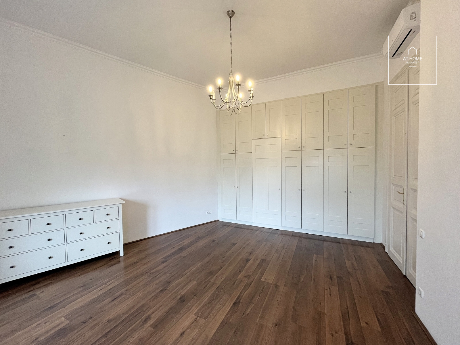 Exclusive, spacious classic-style apartment for sale near Kálvin Square – District IX, Budapest