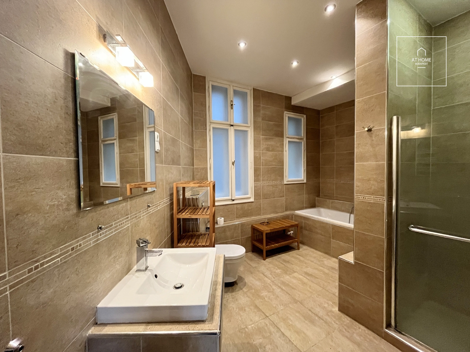 Exclusive, spacious classic-style apartment for sale near Kálvin Square – District IX, Budapest