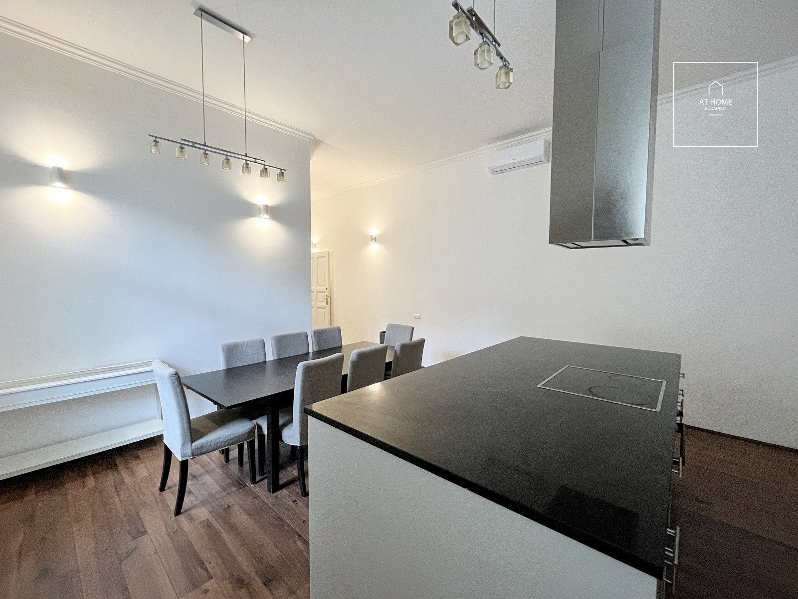 Exclusive, spacious classic-style apartment for sale near Kálvin Square – District IX, Budapest