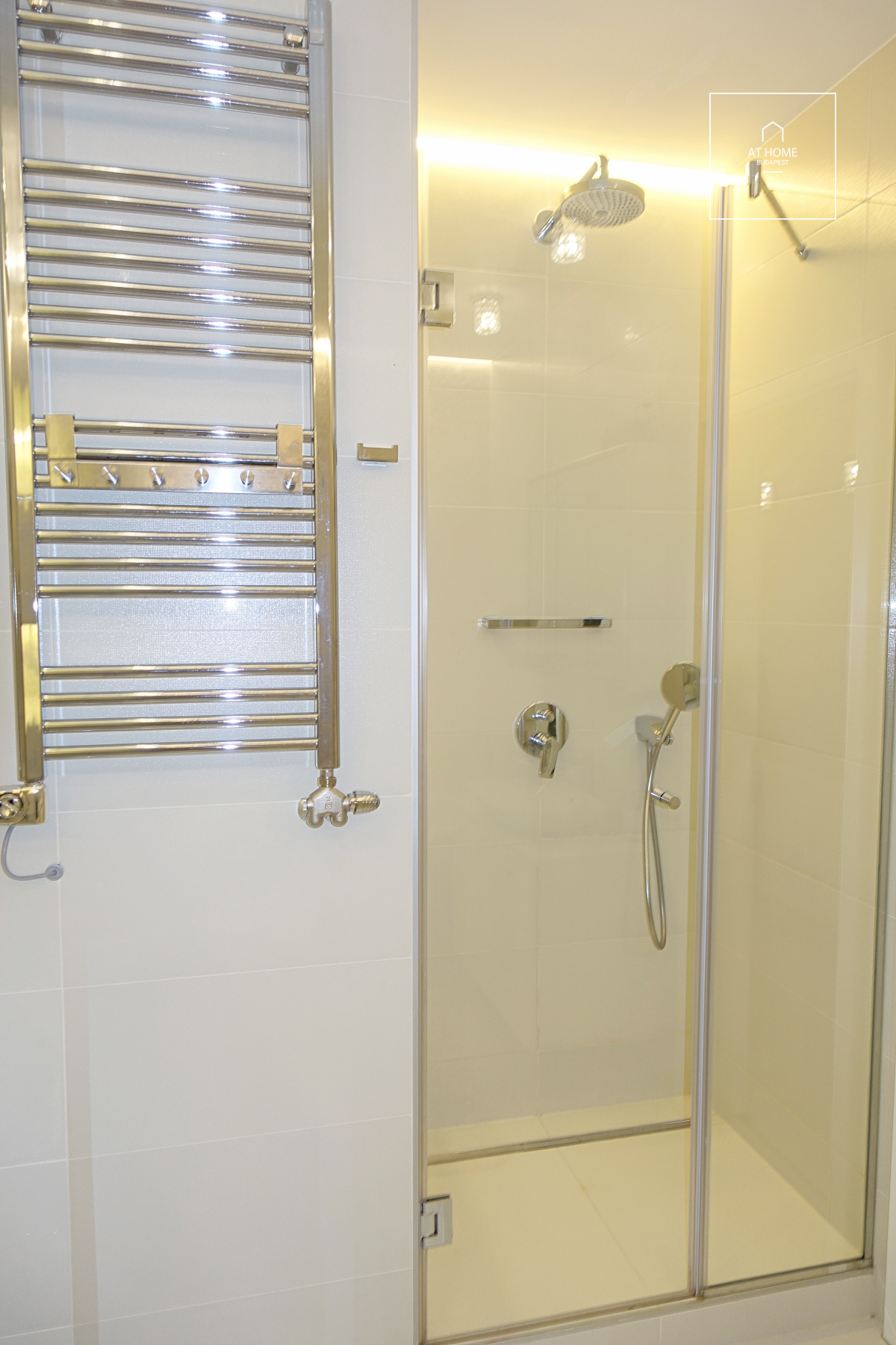 Exclusive southwest-facing apartment with an excellent location in the 9th district