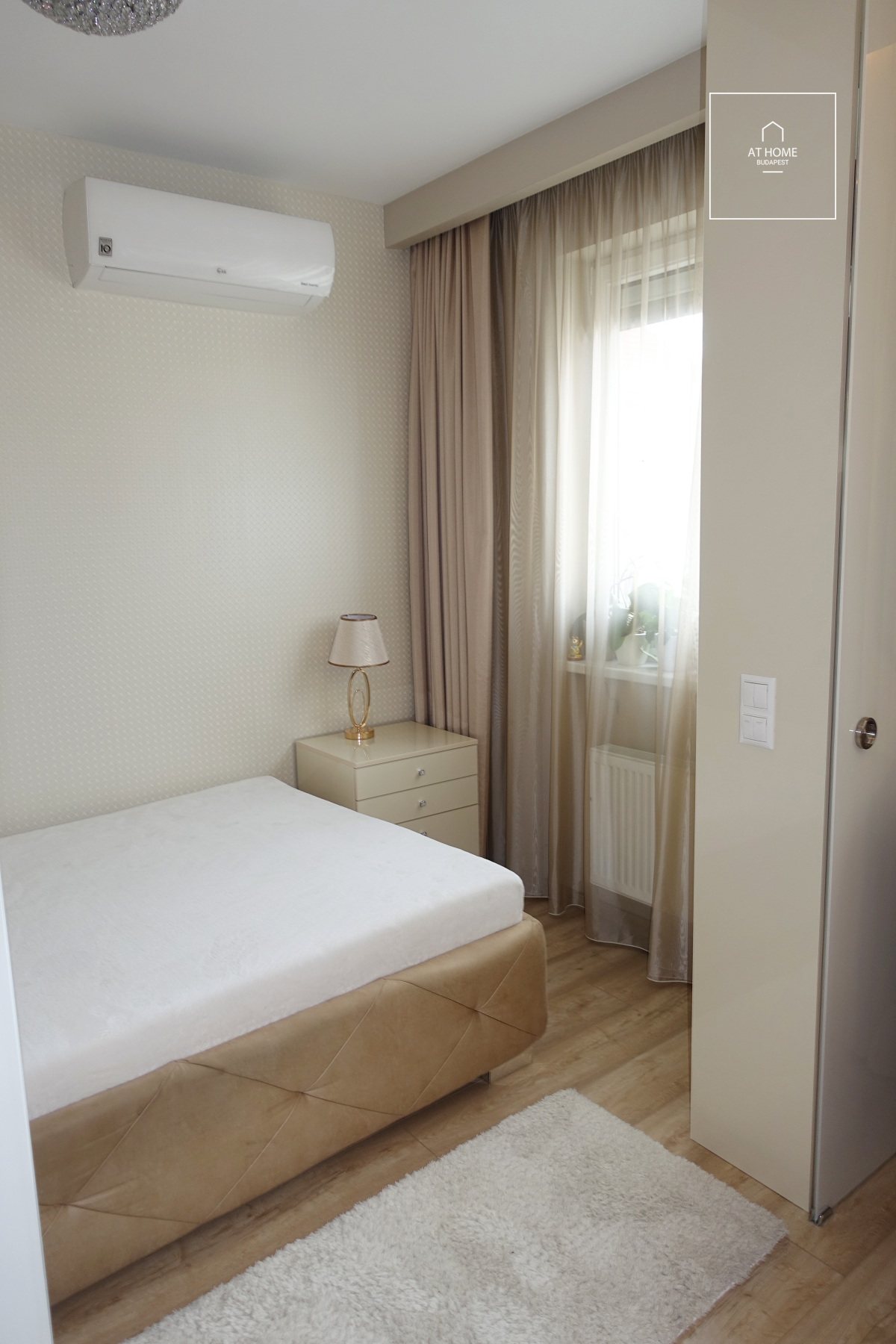 Exclusive southwest-facing apartment with an excellent location in the 9th district