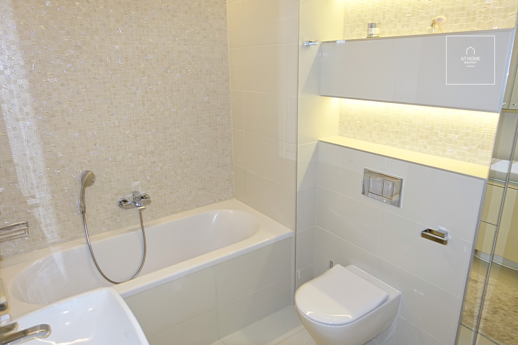 Exclusive southwest-facing apartment with an excellent location in the 9th district