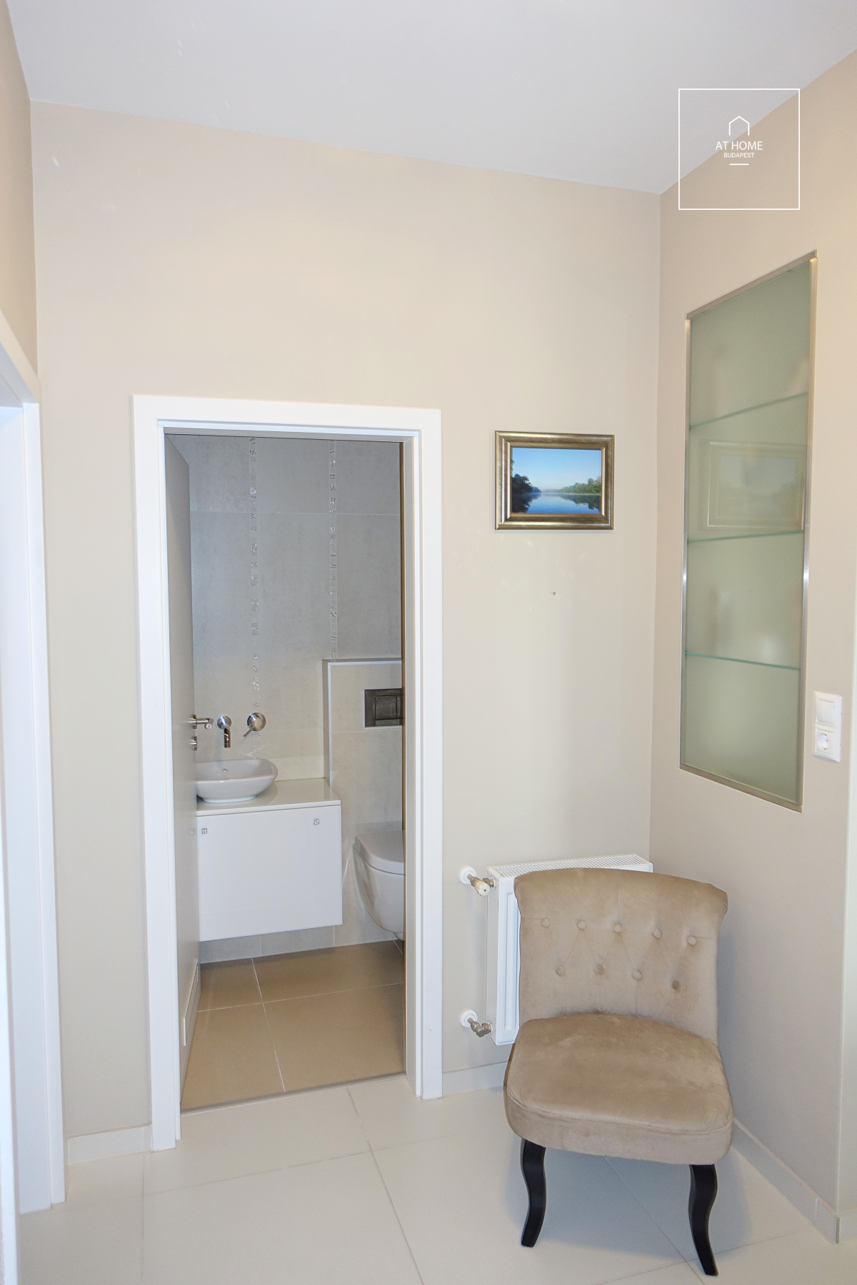 Exclusive southwest-facing apartment with an excellent location in the 9th district