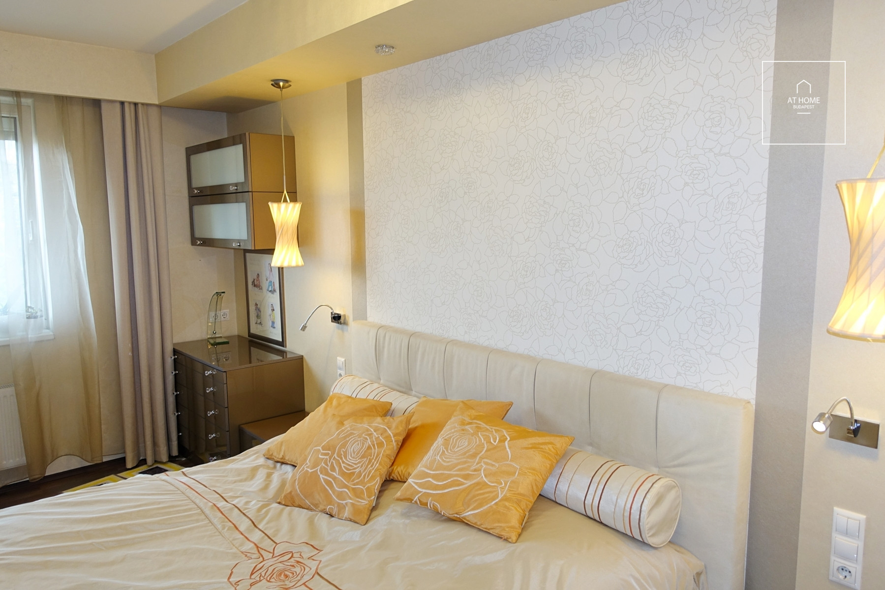 Exclusive southwest-facing apartment with an excellent location in the 9th district