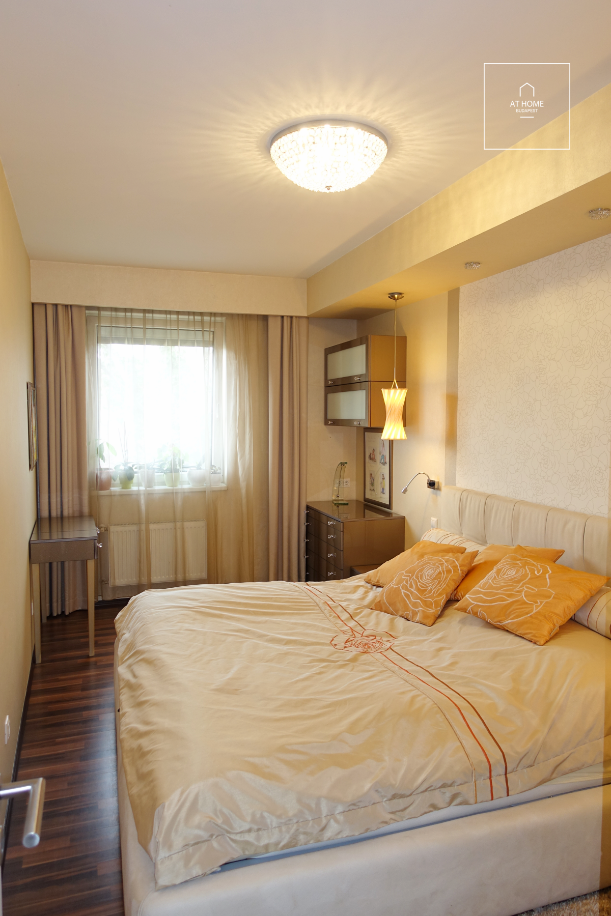 Exclusive southwest-facing apartment with an excellent location in the 9th district