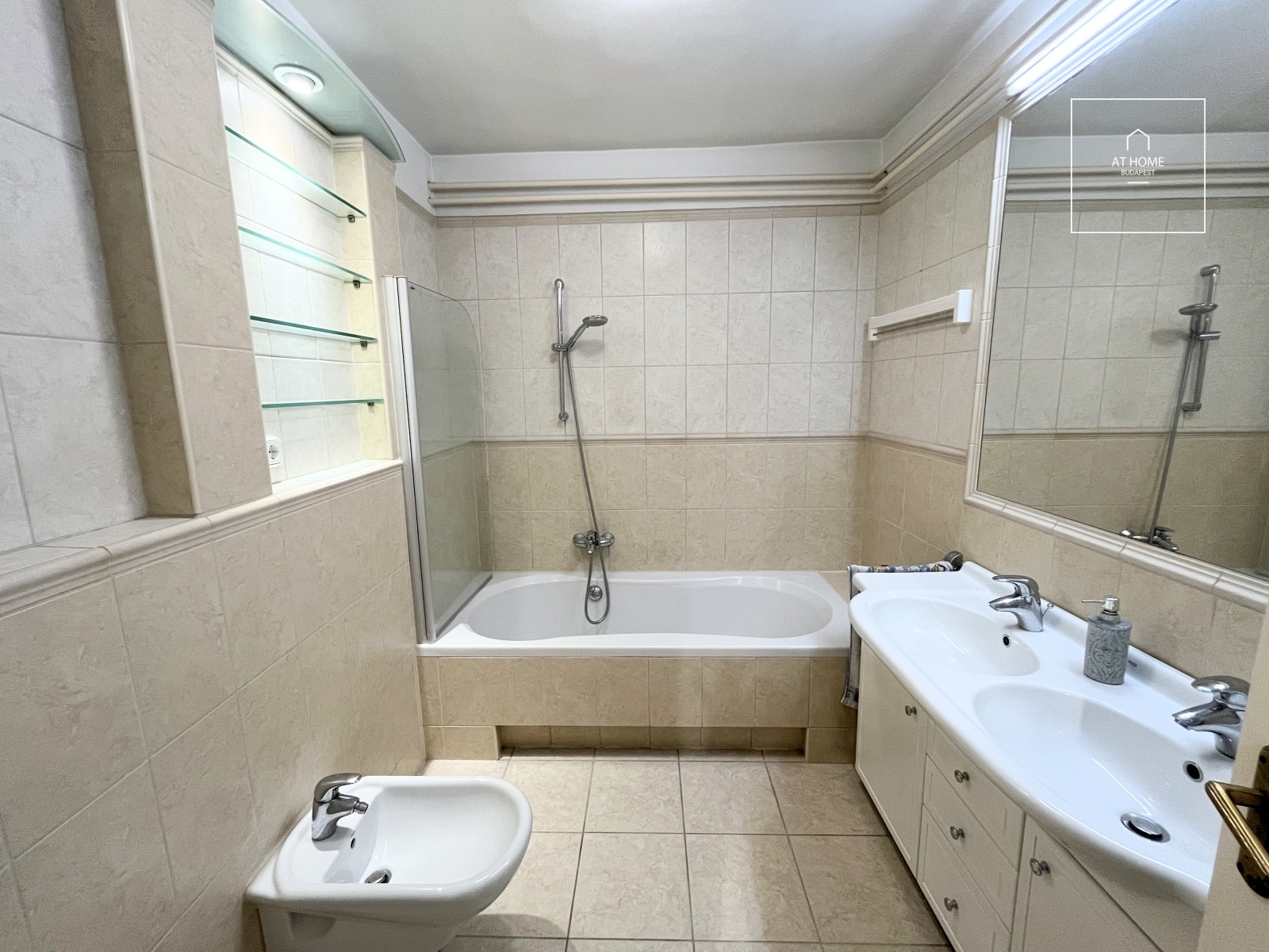 Renovated 108 sqm apartment convertible into four bedrooms for sale in District I