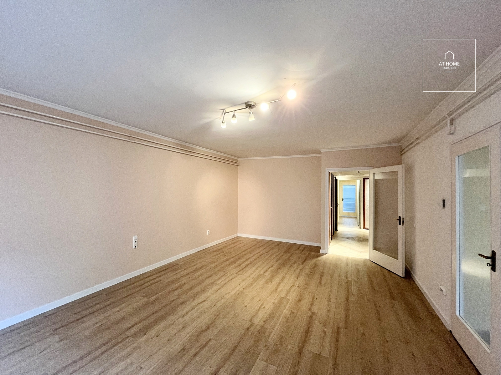 Renovated 108 sqm apartment convertible into four bedrooms for sale in District I