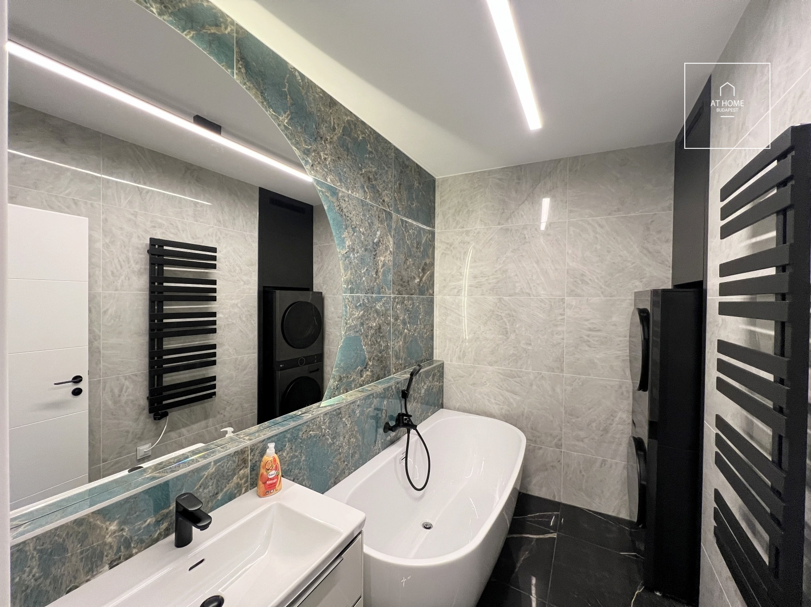 Newly built 59 sqm penthouse apartment with a 27 sqm terrace in the 1st district