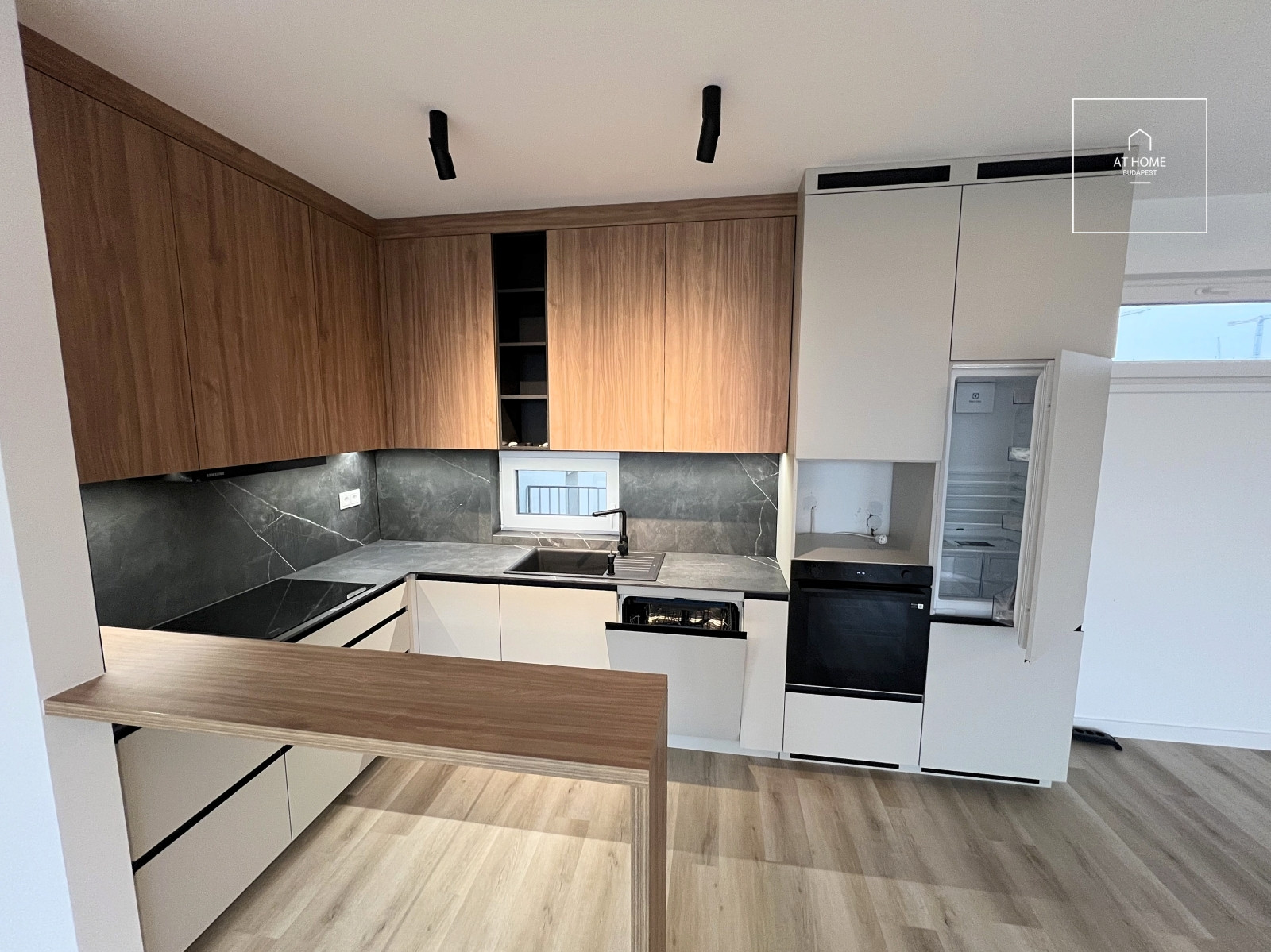 Newly built 59 sqm penthouse apartment with a 27 sqm terrace in the 1st district