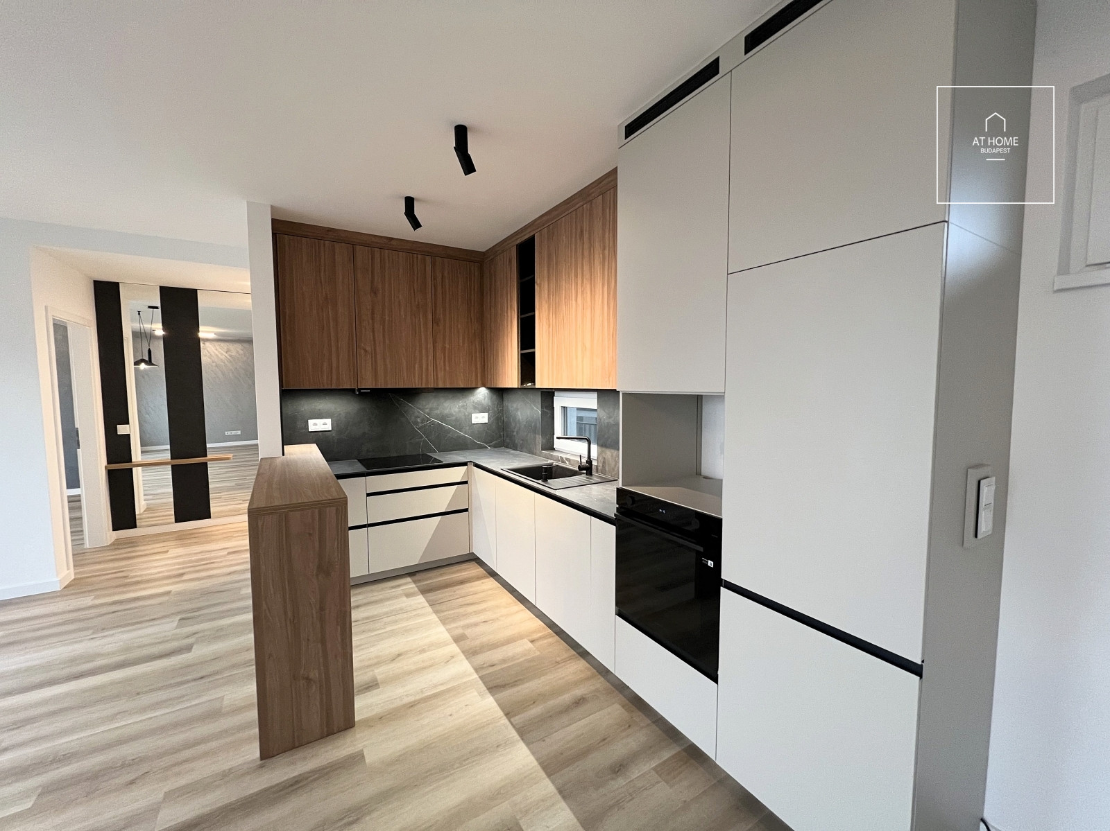 Newly built 59 sqm penthouse apartment with a 27 sqm terrace in the 1st district