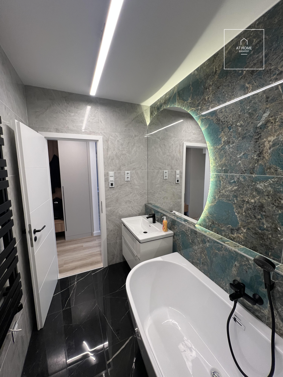 Newly built 59 sqm penthouse apartment with a 27 sqm terrace in the 1st district