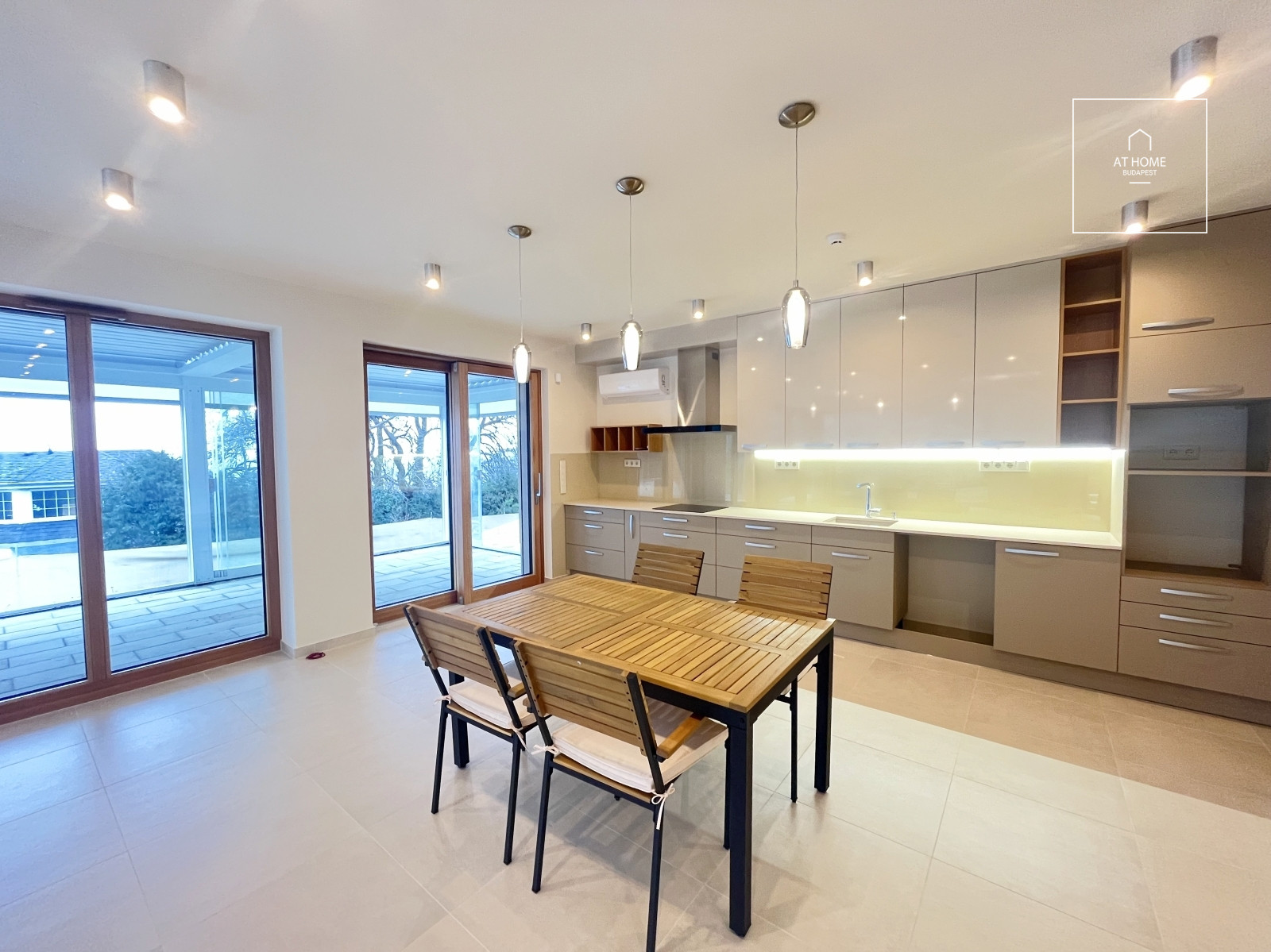 Newly built 182 sqm three-story semi-detached house with a 500 sqm garden in Budapest’s 3rd District, Táborhegy