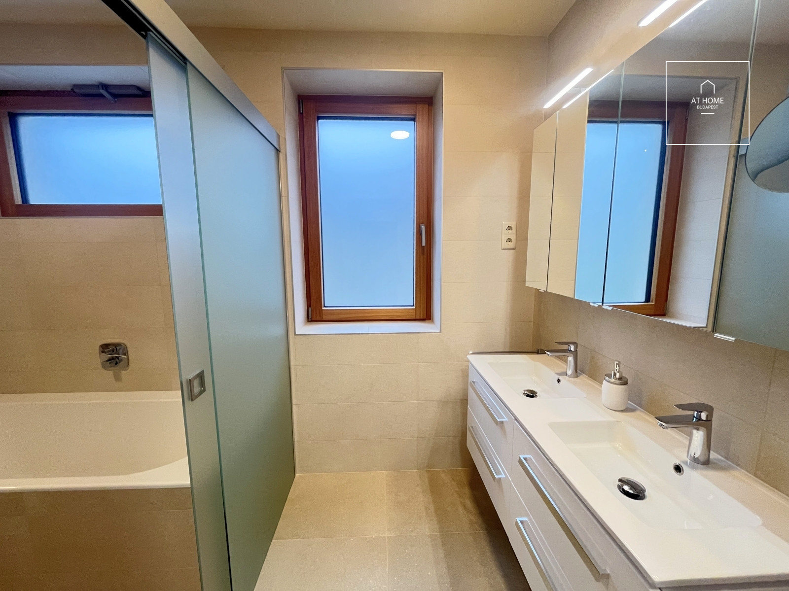 Newly built 182 sqm three-story semi-detached house with a 500 sqm garden in Budapest’s 3rd District, Táborhegy