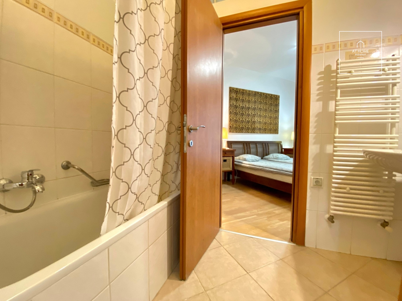 Renovated 50 sqm apartment with a balcony and one bedroom in District VI