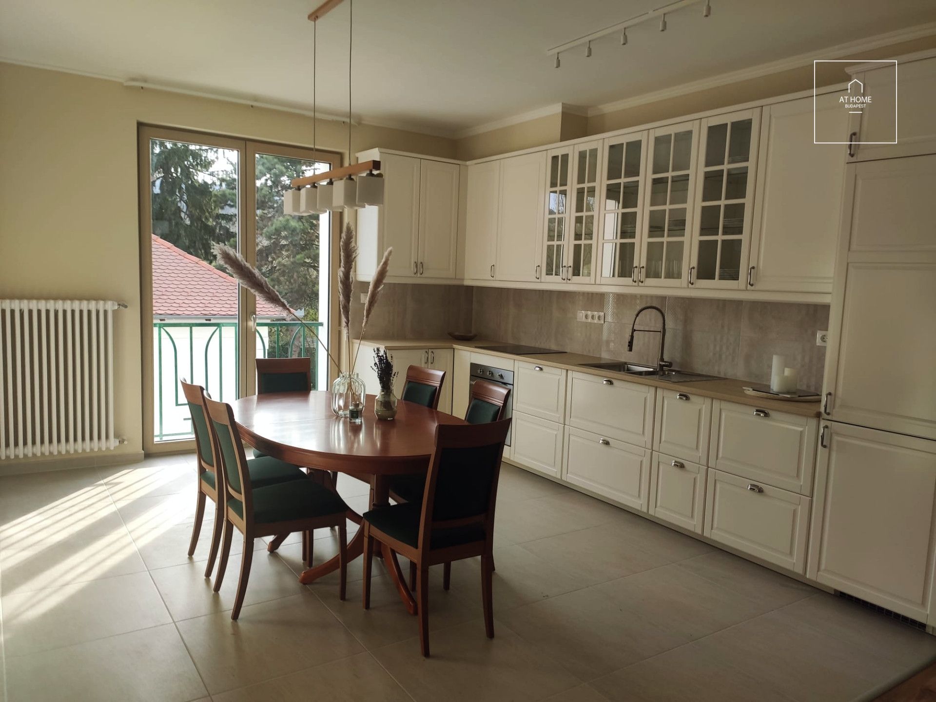 Refurbished beautiful 3-bedroom apartment for rent in Budapest II. district